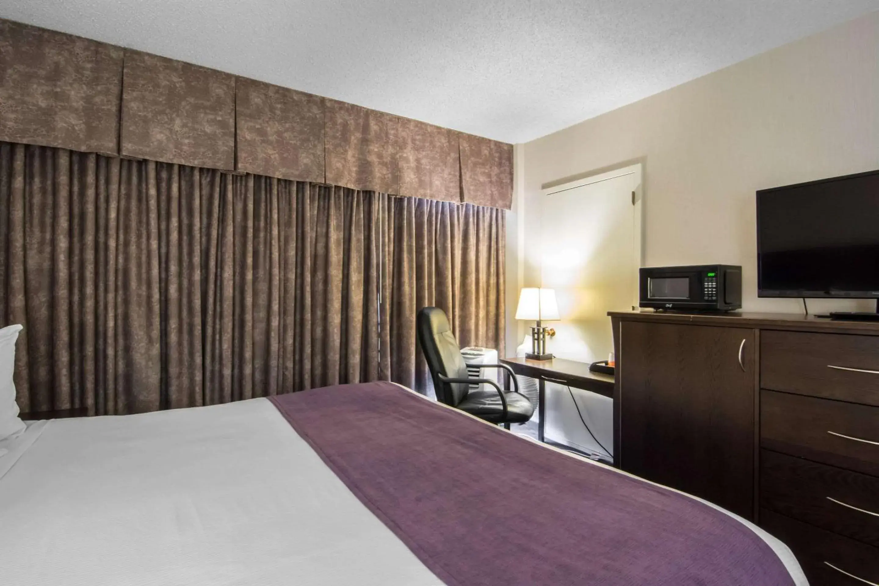Photo of the whole room, Bed in Quality Inn & Suites Yellowknife
