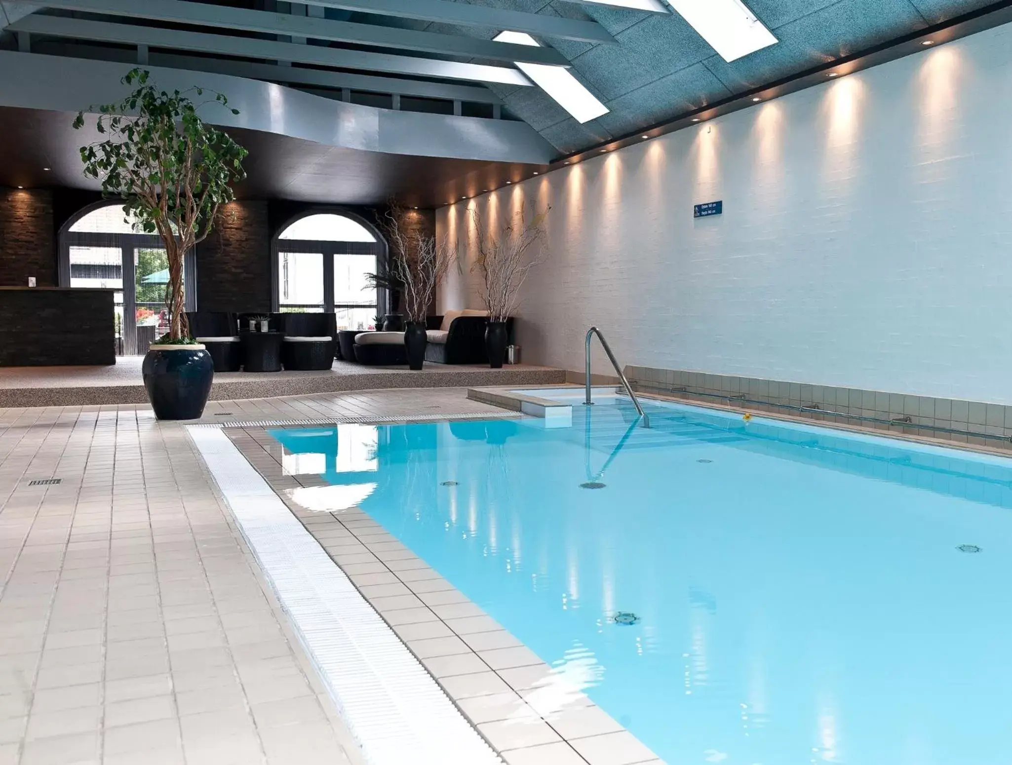 Solarium, Swimming Pool in Hotel Scheelsminde