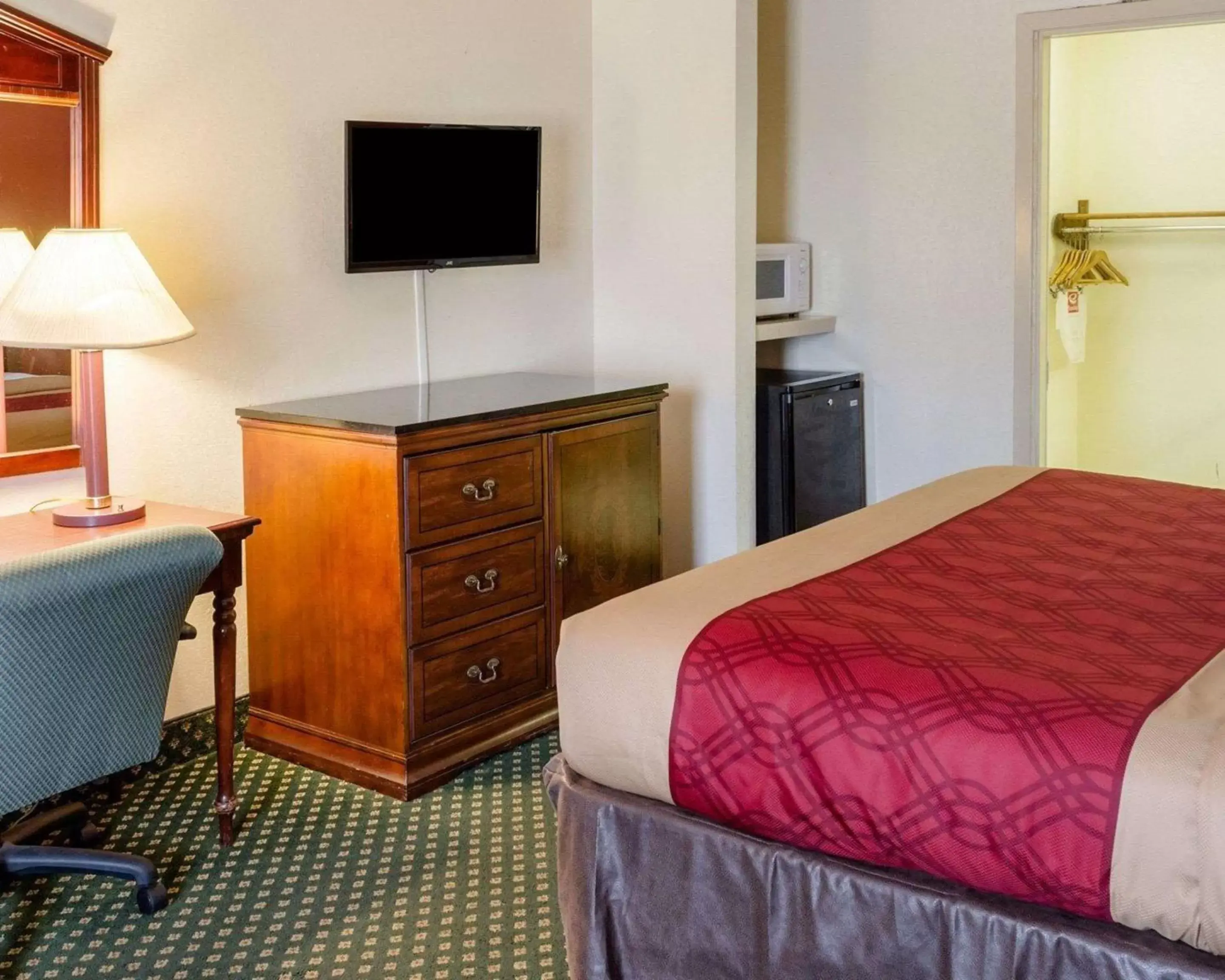 Photo of the whole room, TV/Entertainment Center in Econo Lodge Inn & Suites Philadelphia