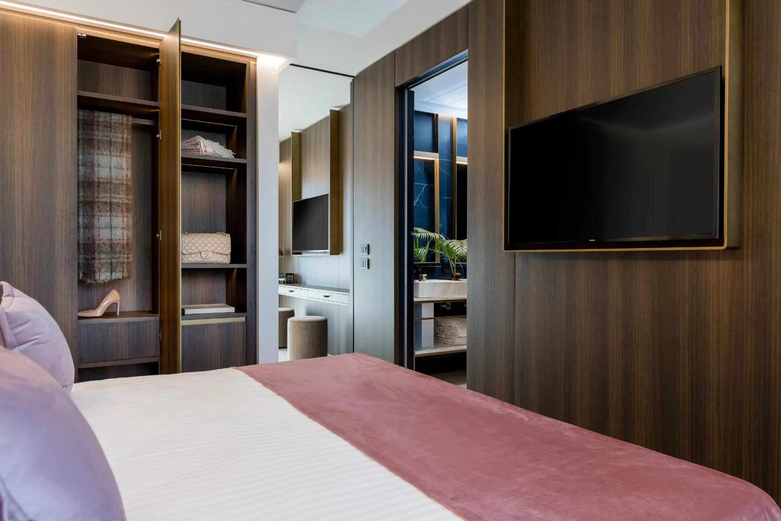 Bedroom, Bed in We Me Suite Hotel