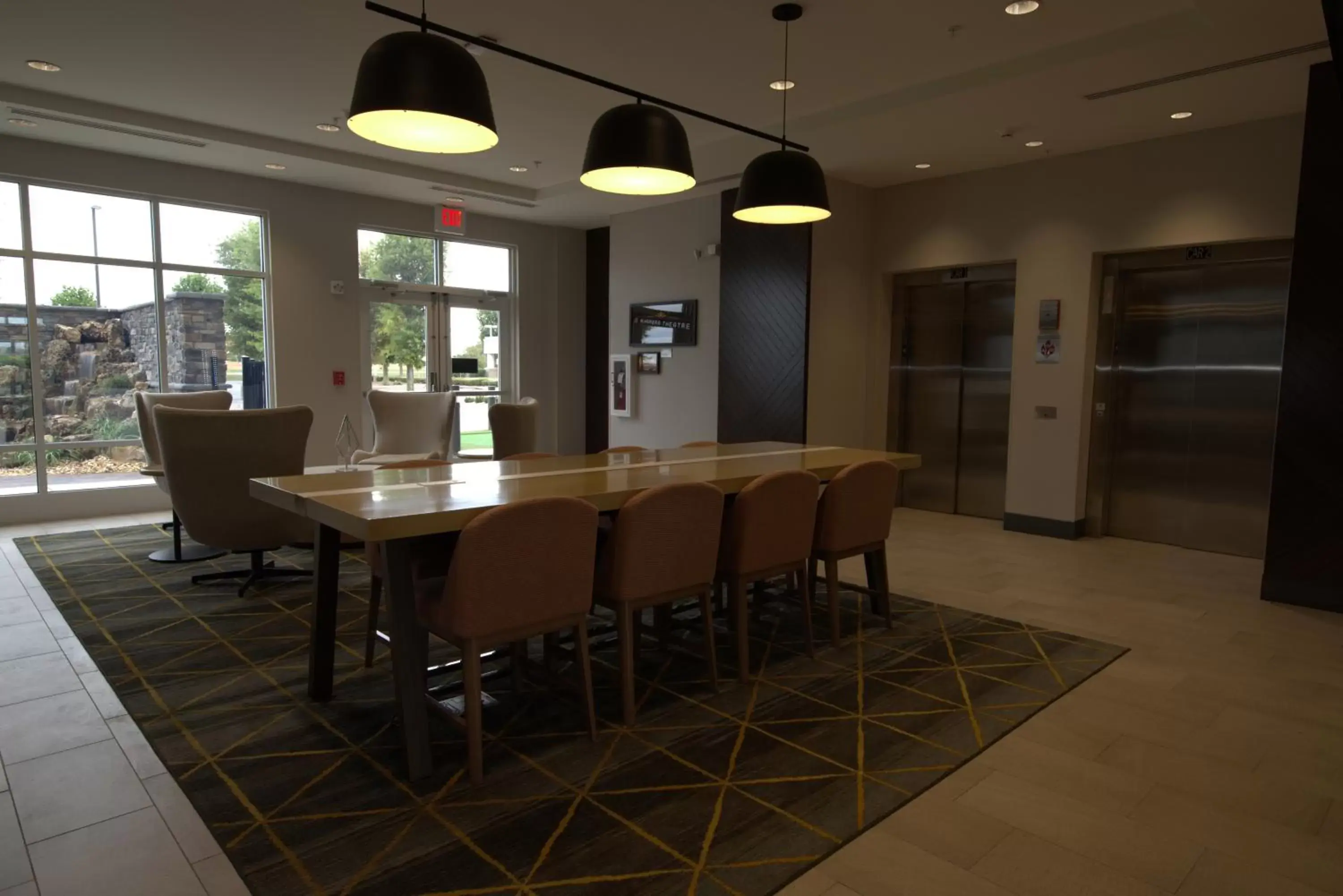 Seating area, Dining Area in Holiday Inn & Suites - Hopkinsville - Convention Ctr, an IHG Hotel