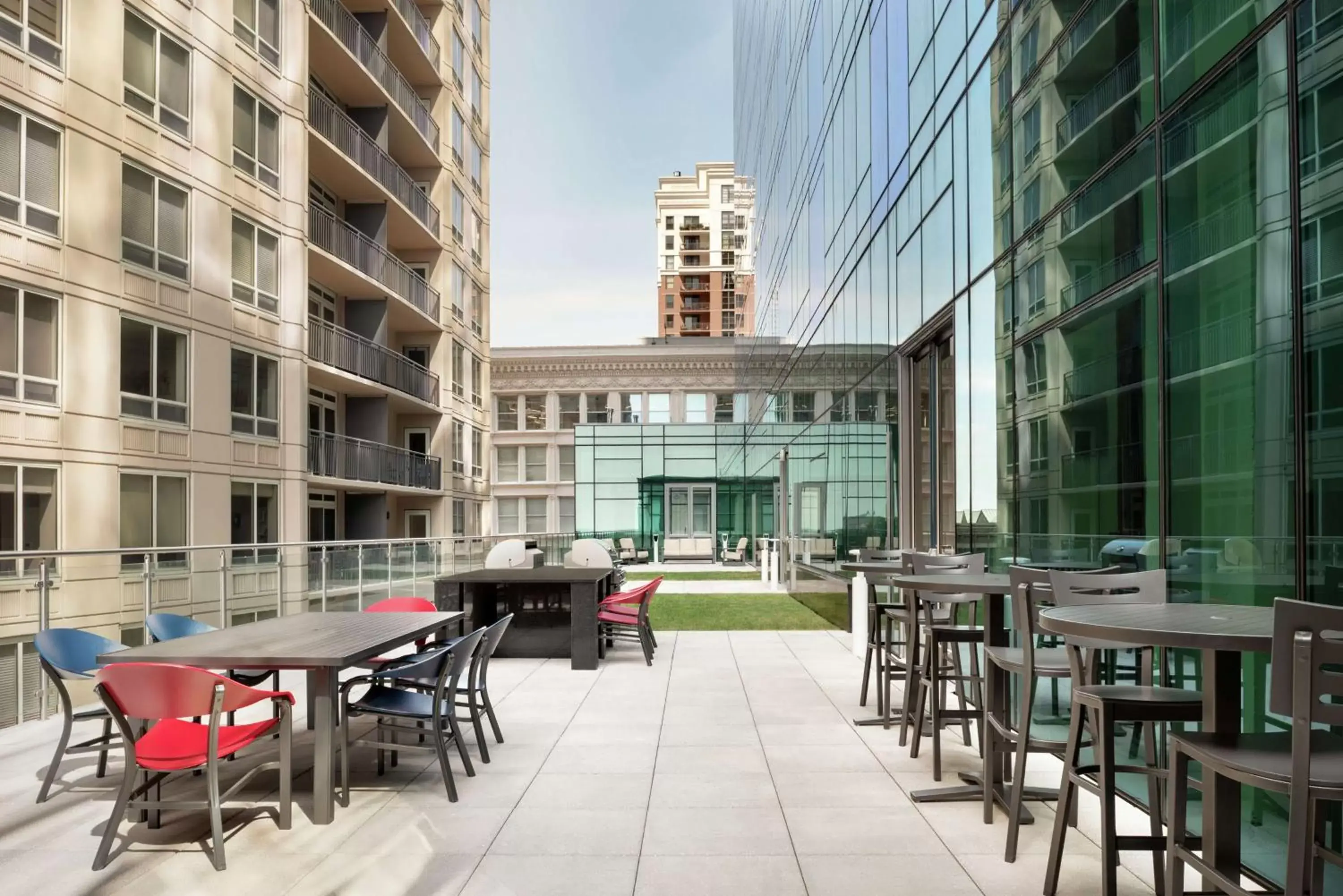 Patio, Restaurant/Places to Eat in Hilton Garden Inn Chicago Downtown South Loop