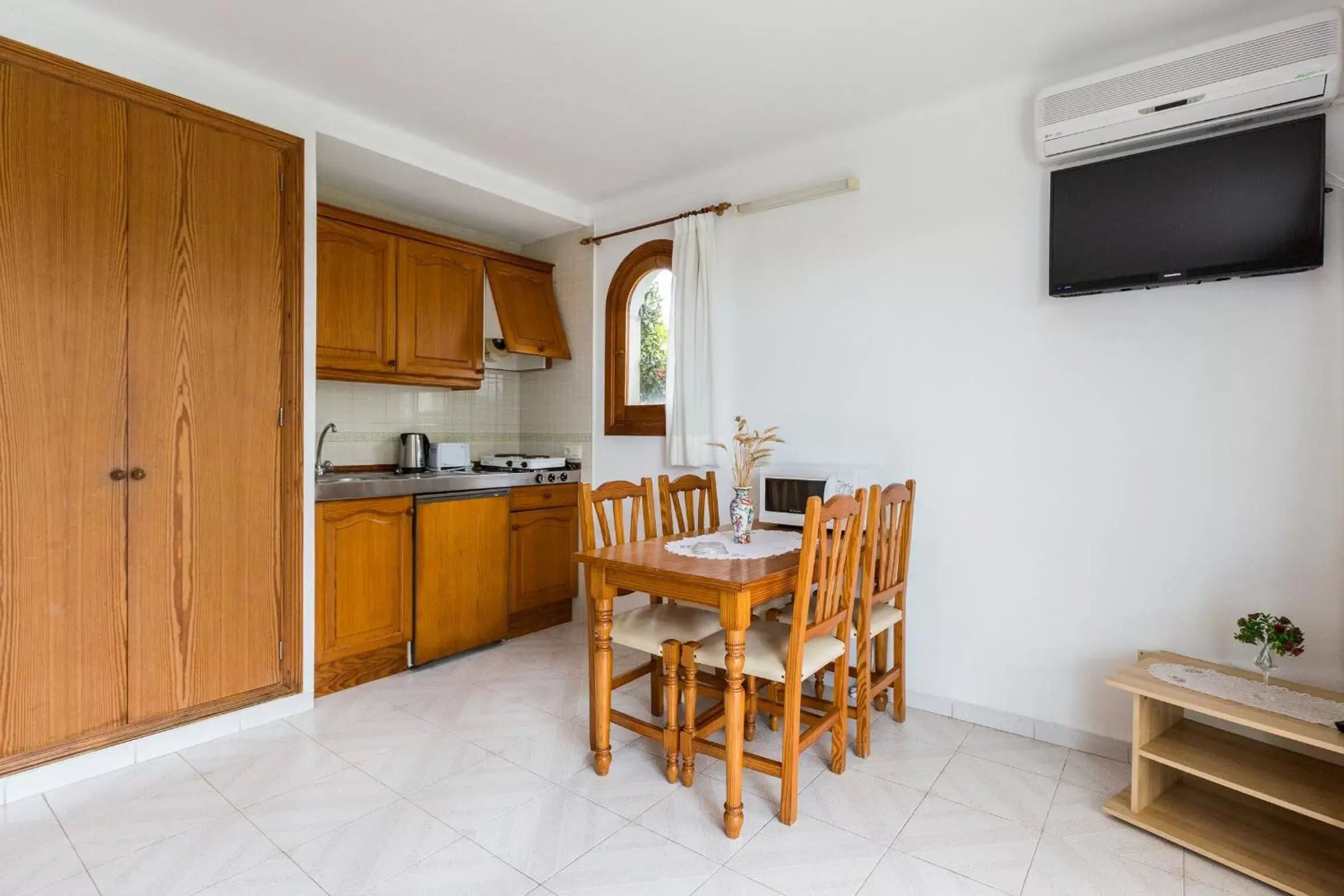 Kitchen or kitchenette, Dining Area in Bella Maria Apartments