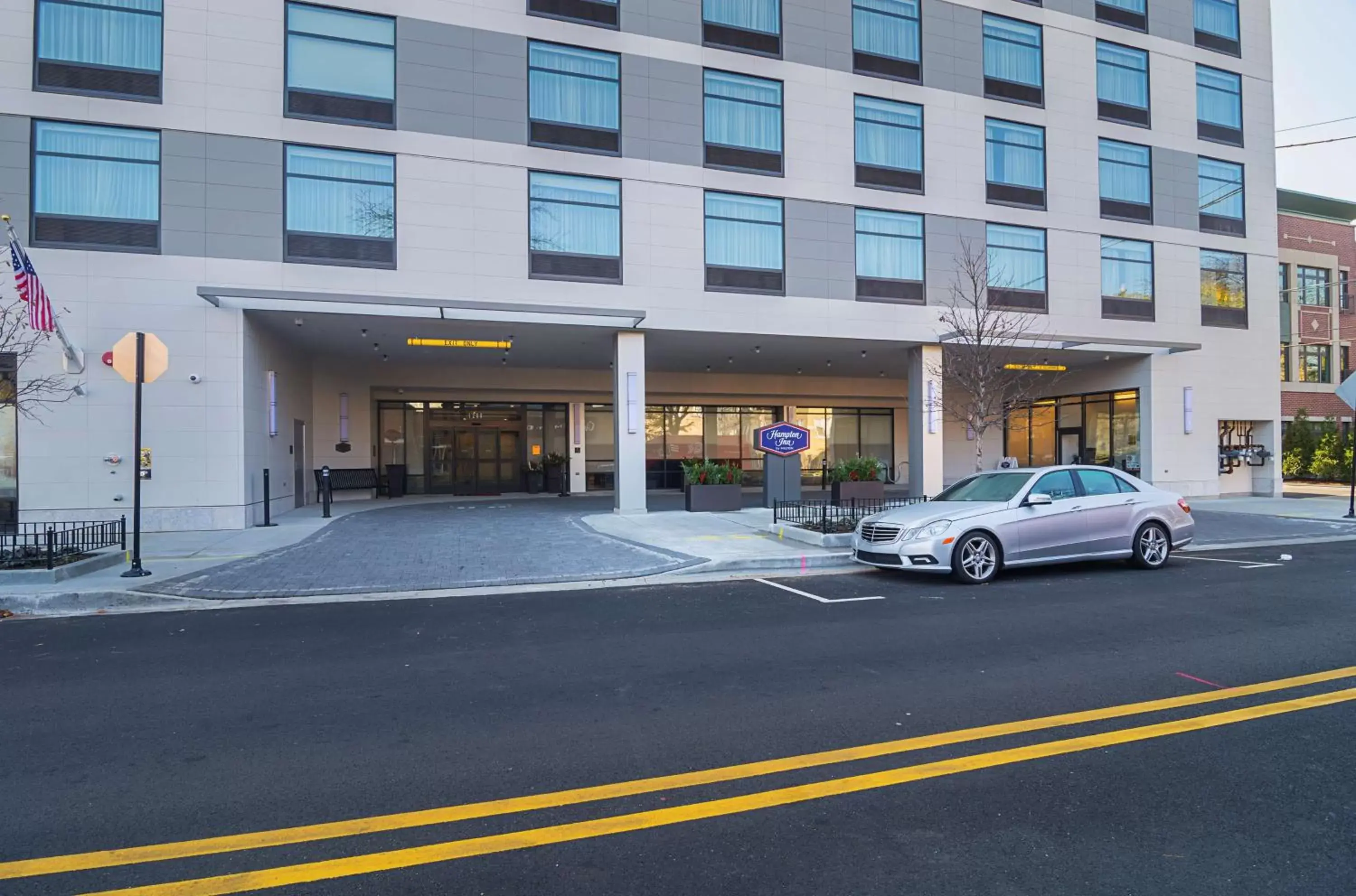 Property building in Hampton Inn Chicago North-Loyola Station, Il