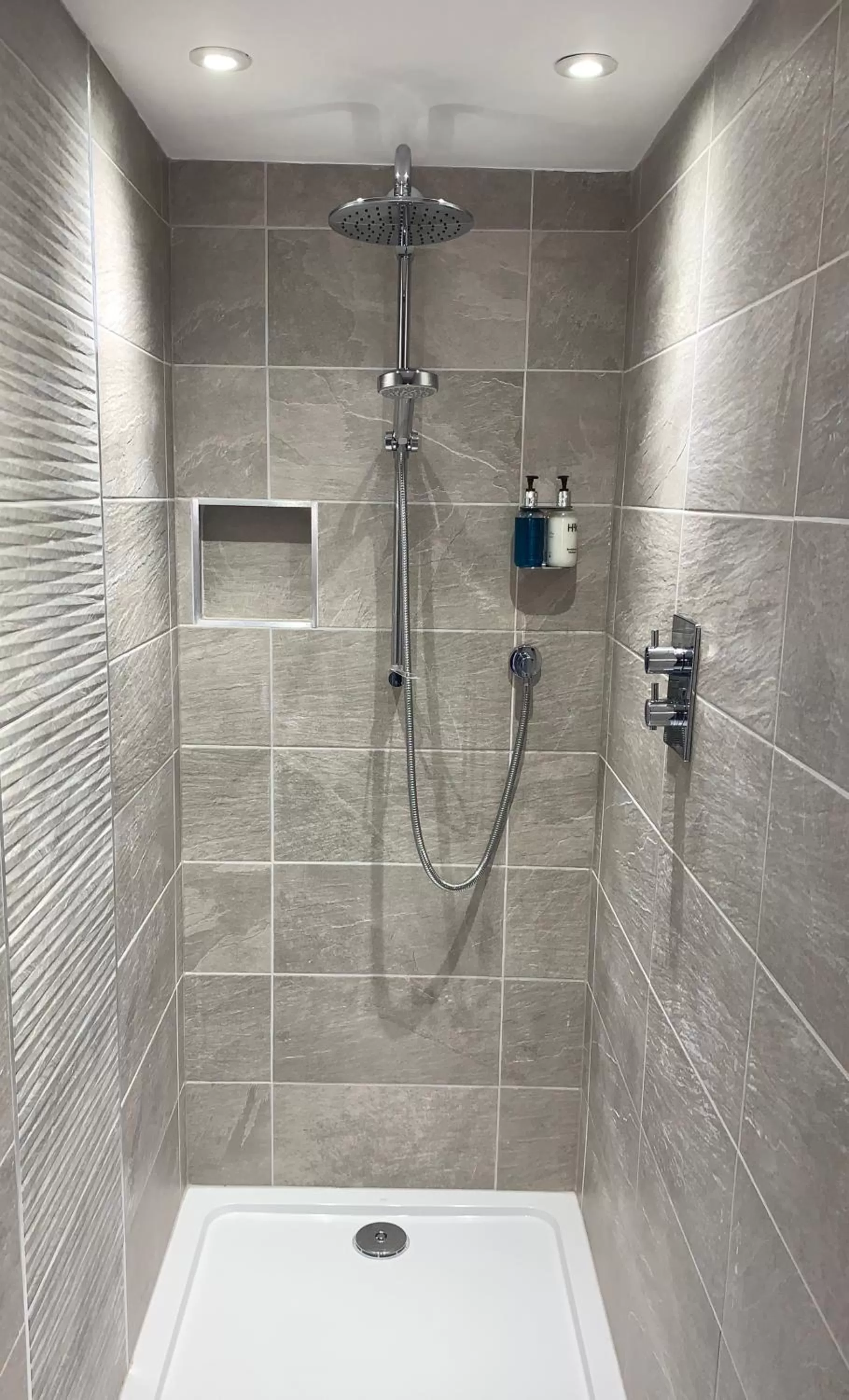 Shower in Hedley House Hotel & Apartments