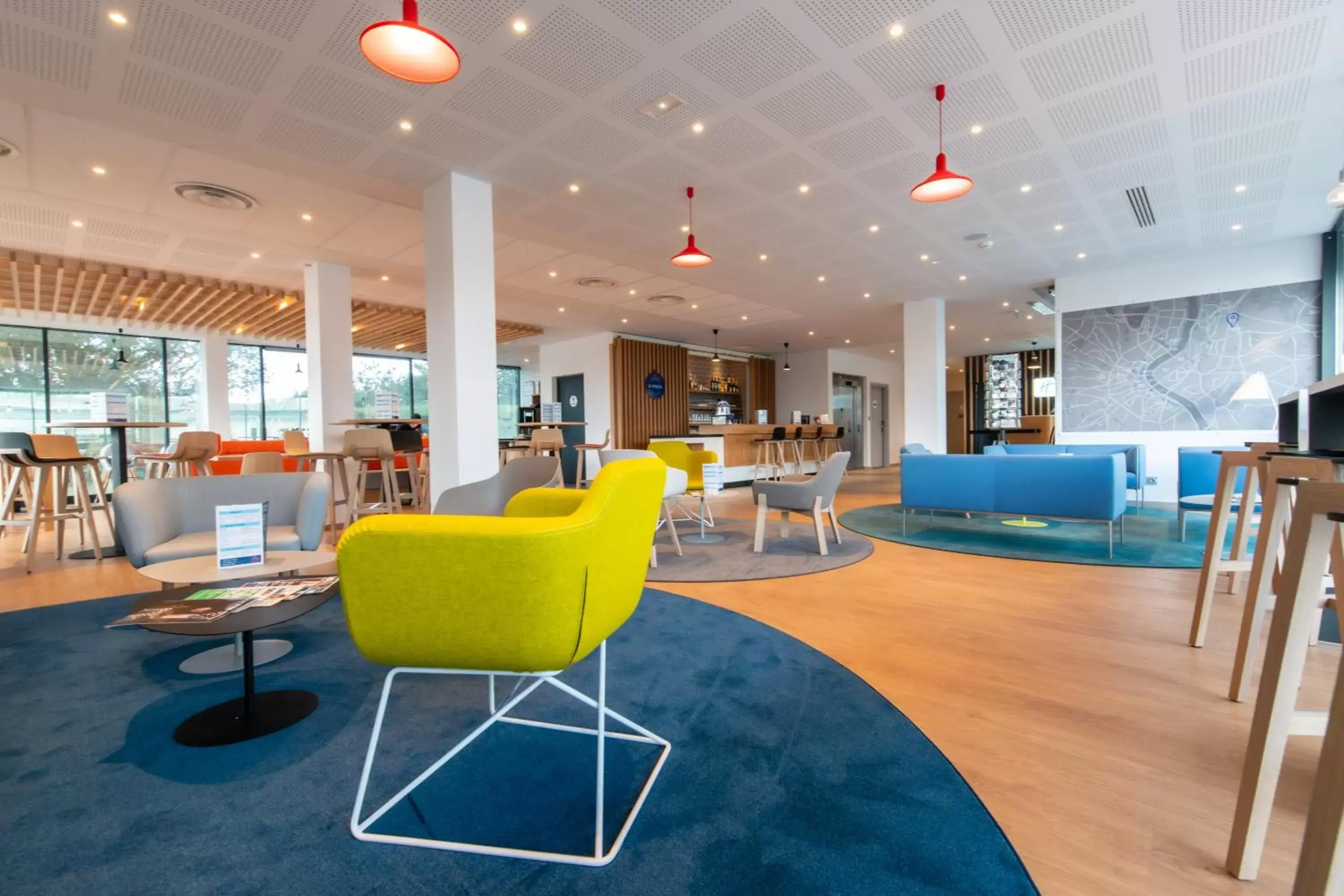 Property building, Lounge/Bar in Holiday Inn Express - Bordeaux - Lormont, an IHG Hotel