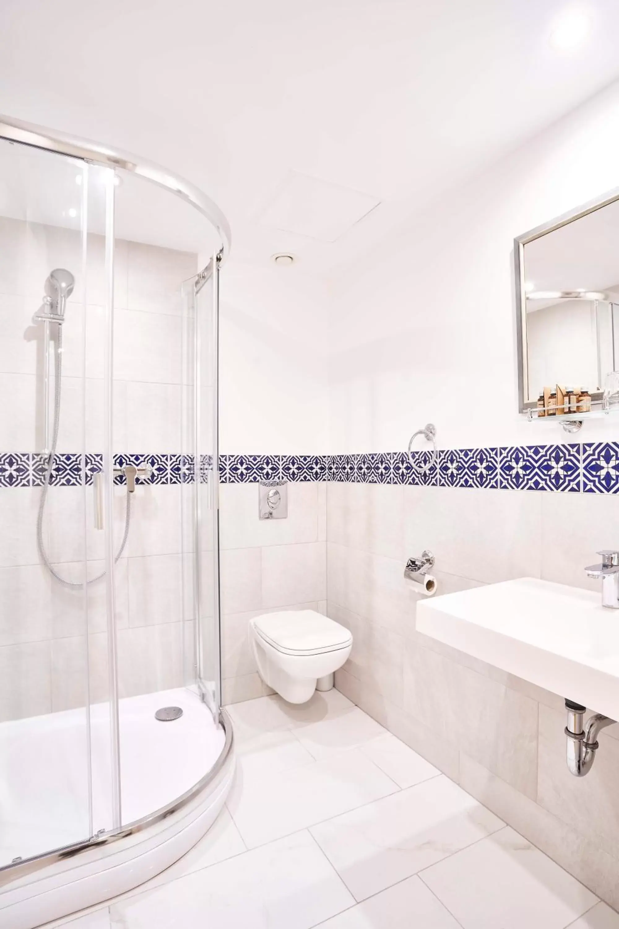 Shower, Bathroom in Hotel Memories Budapest