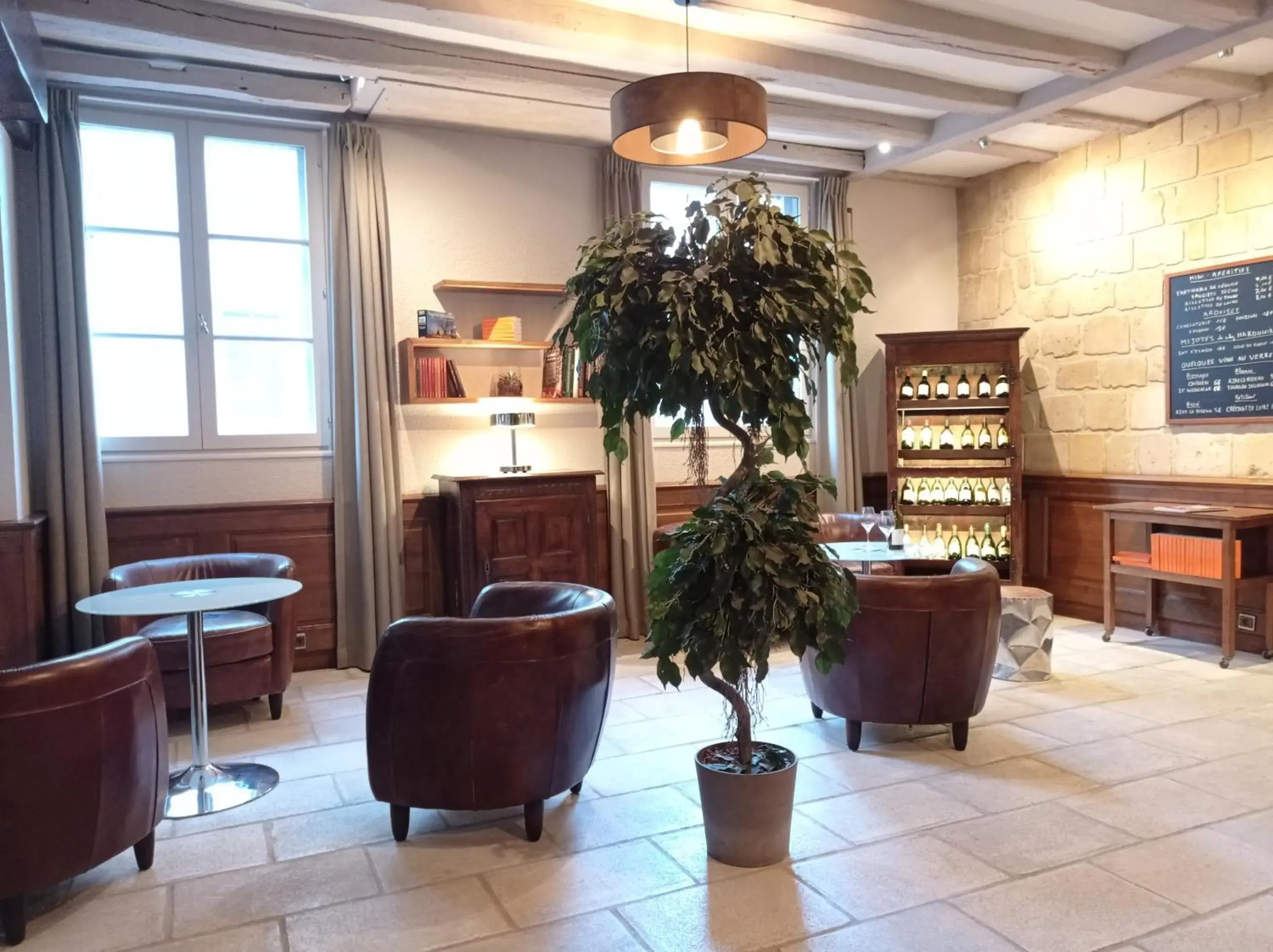 Lounge or bar in Hôtel Grand Monarque