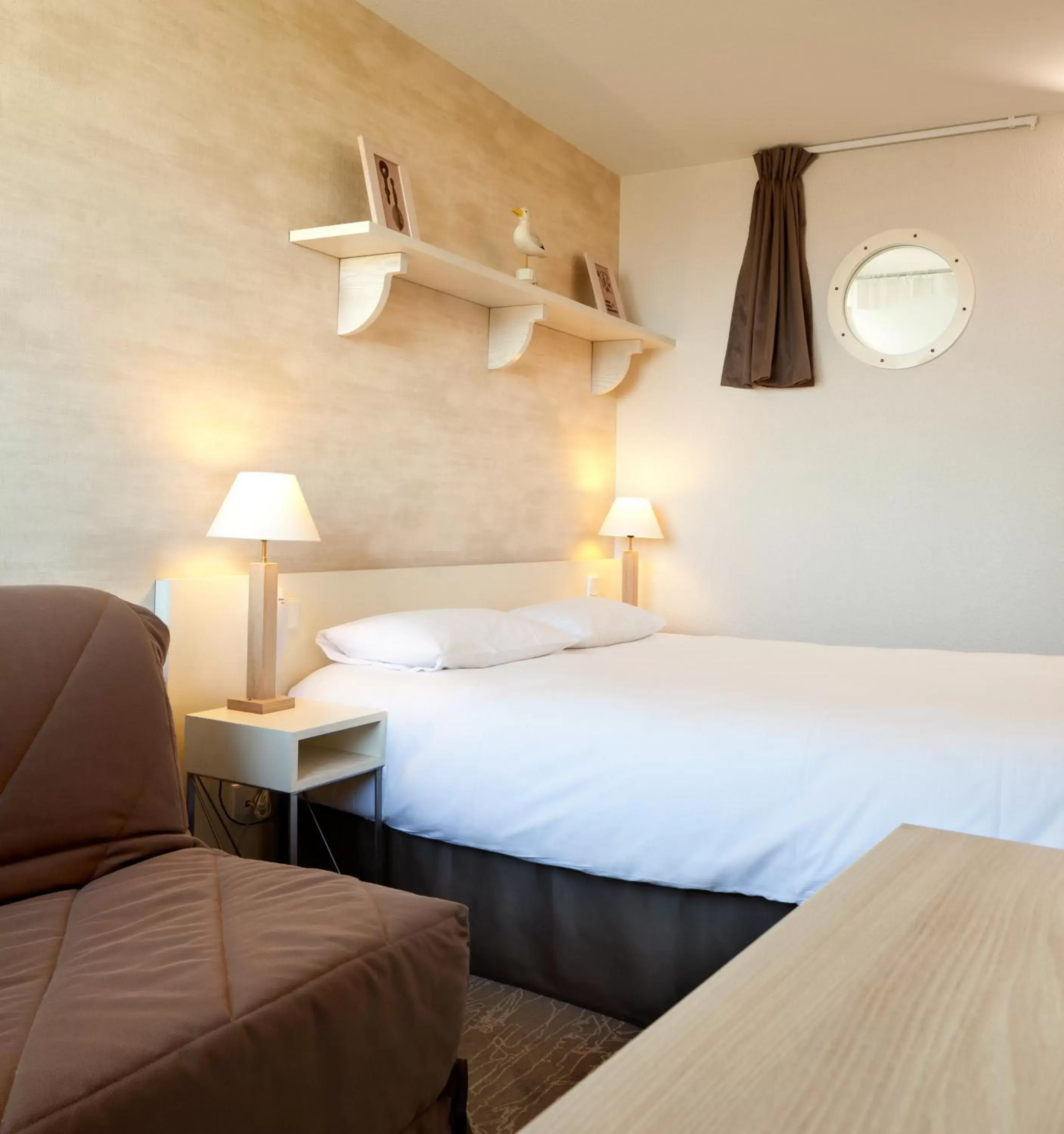 Shower, Bed in ibis Styles Ouistreham