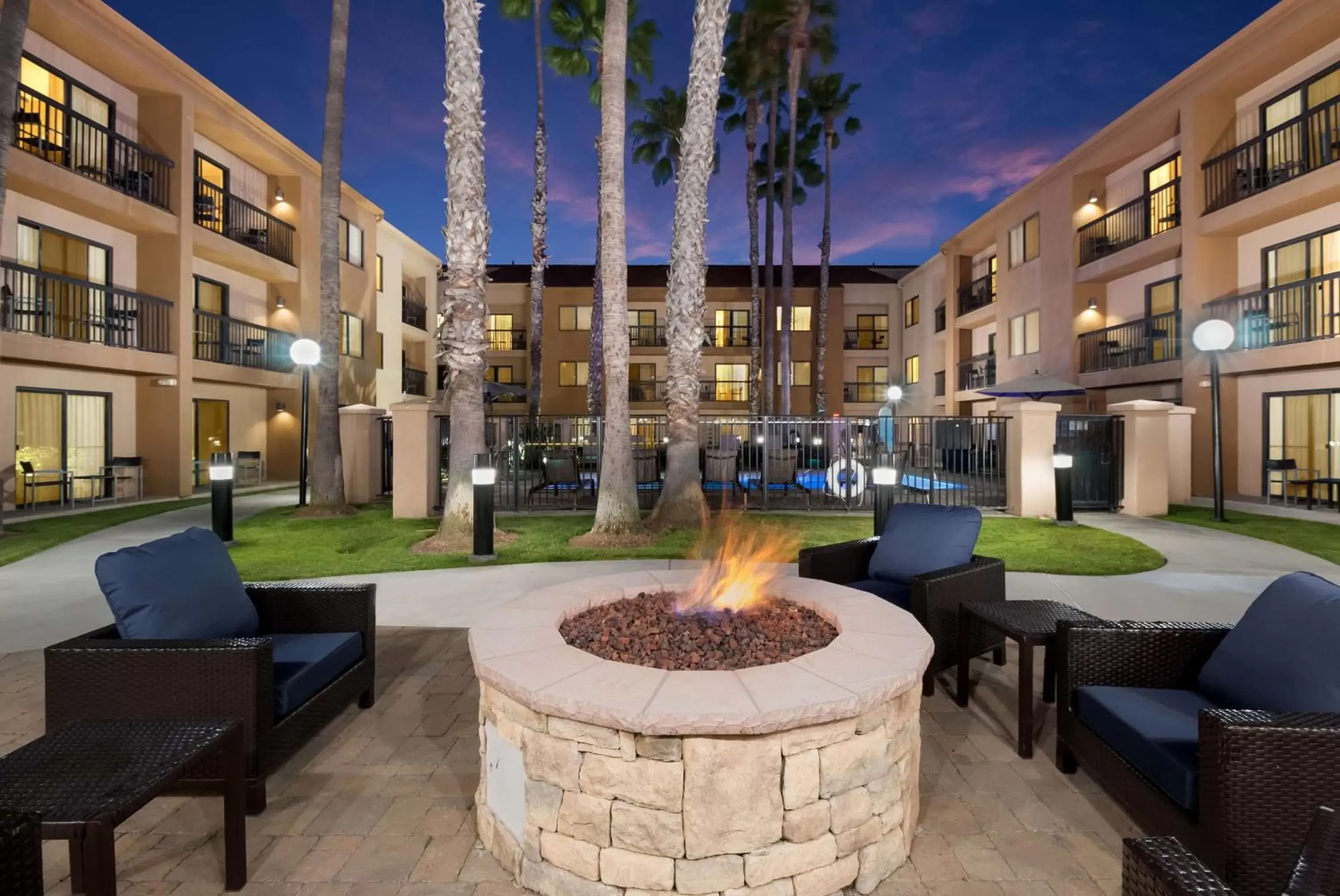 Property building in Sonesta Select Huntington Beach Fountain Valley