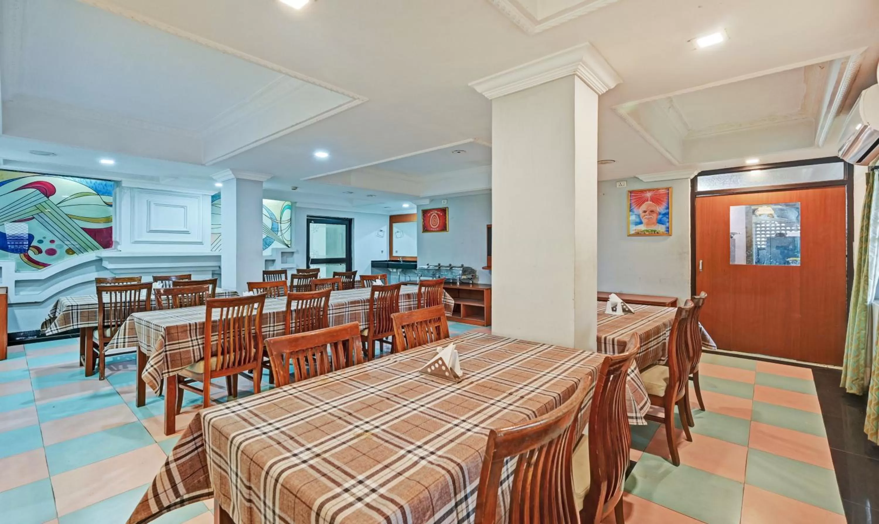 Restaurant/places to eat in Treebo Sidhartha International Baliapanda