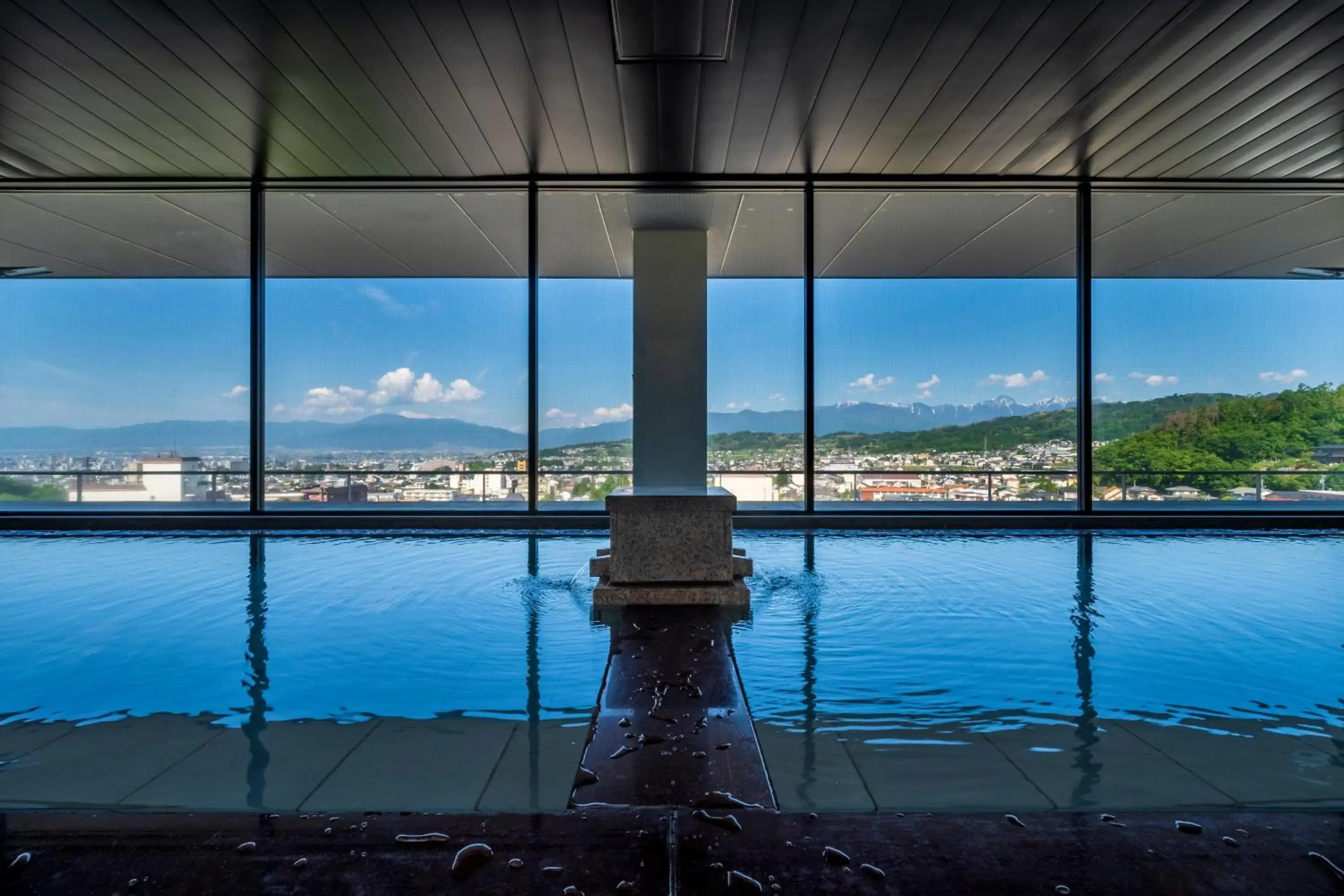 Hot Spring Bath, River View in onsen hotel OMOTO