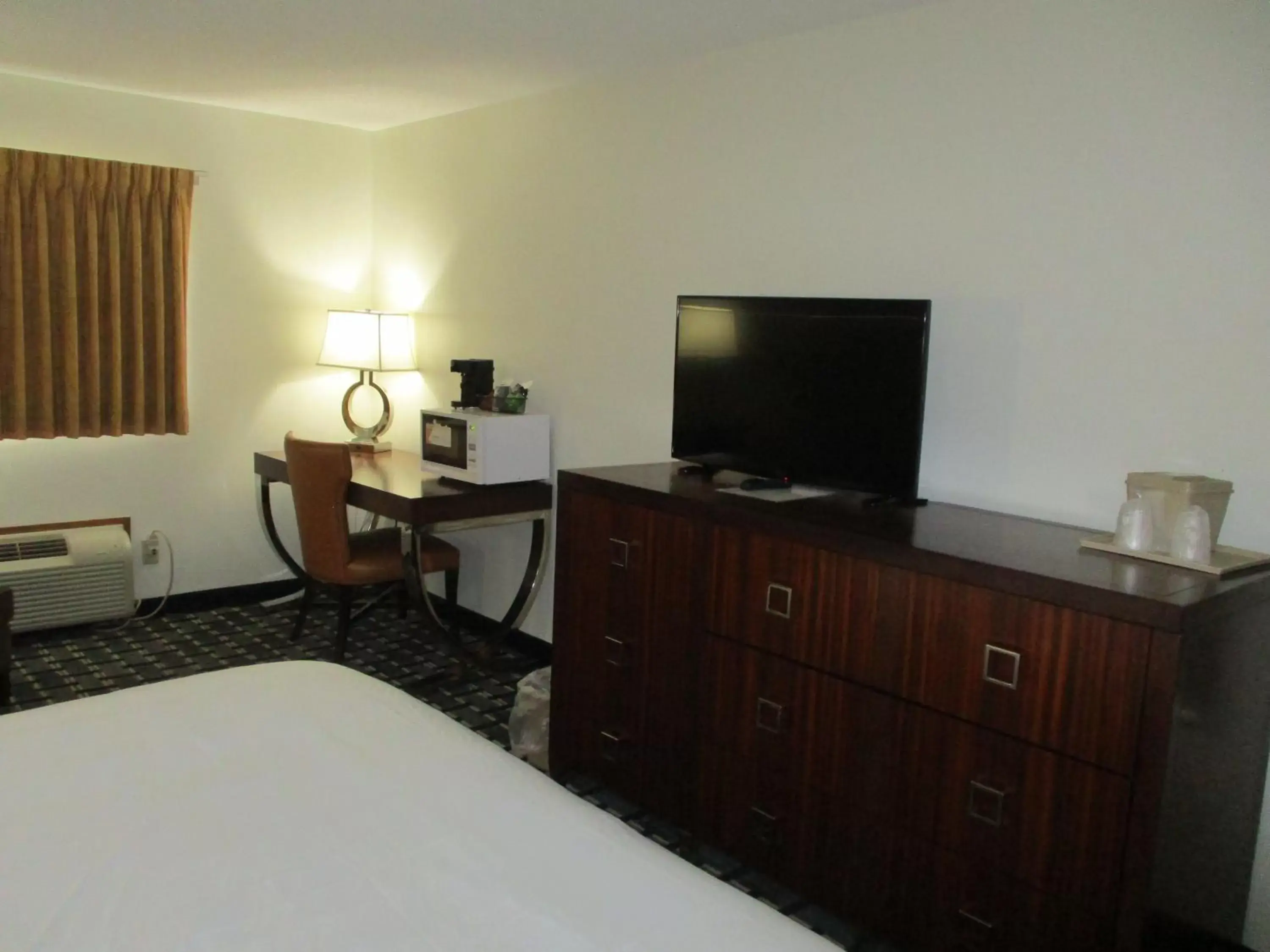 Bedroom, TV/Entertainment Center in SureStay Hotel by Best Western Manchester