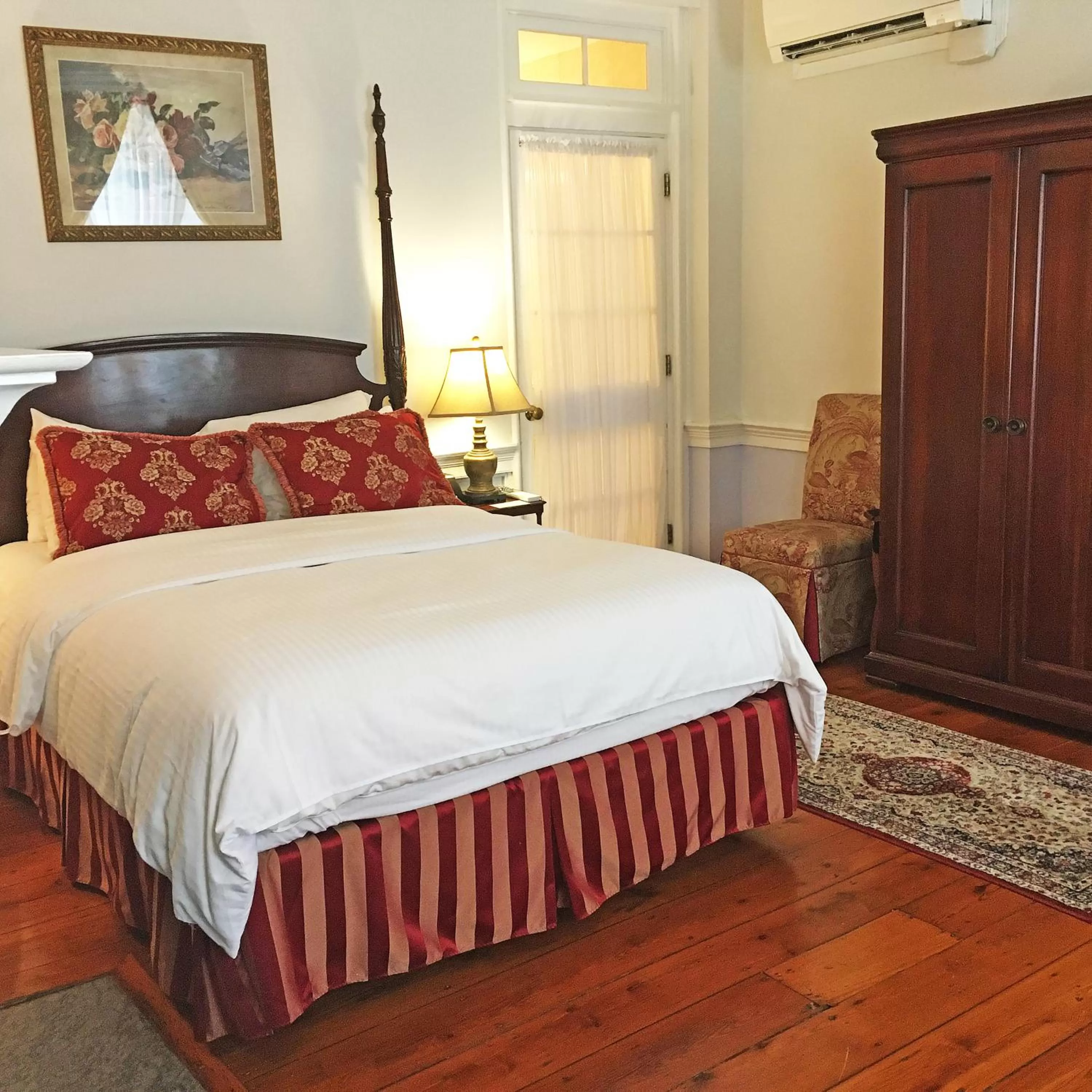 Bed in Morris House Hotel