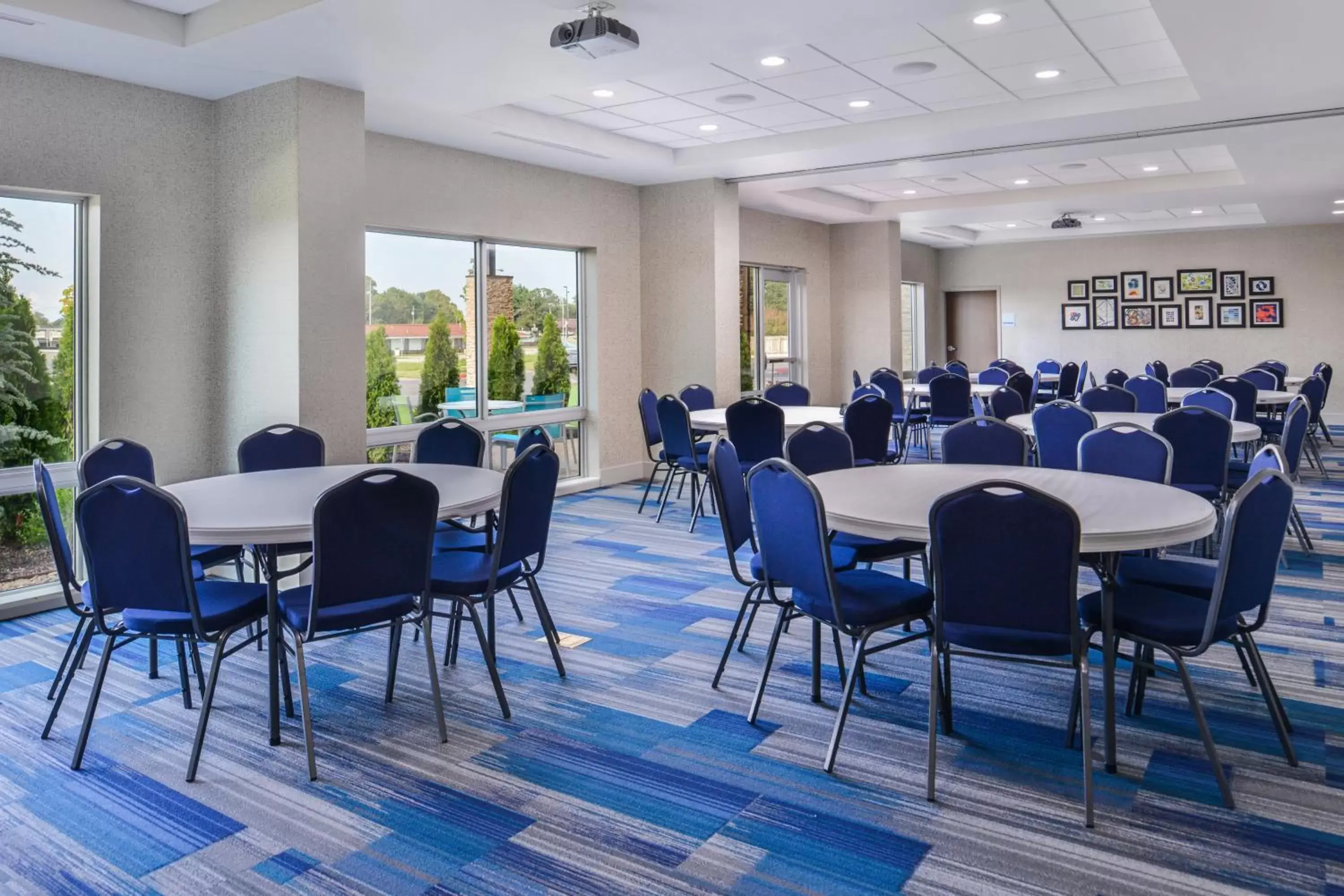 Meeting/conference room in Holiday Inn Express & Suites - Siloam Springs, an IHG Hotel