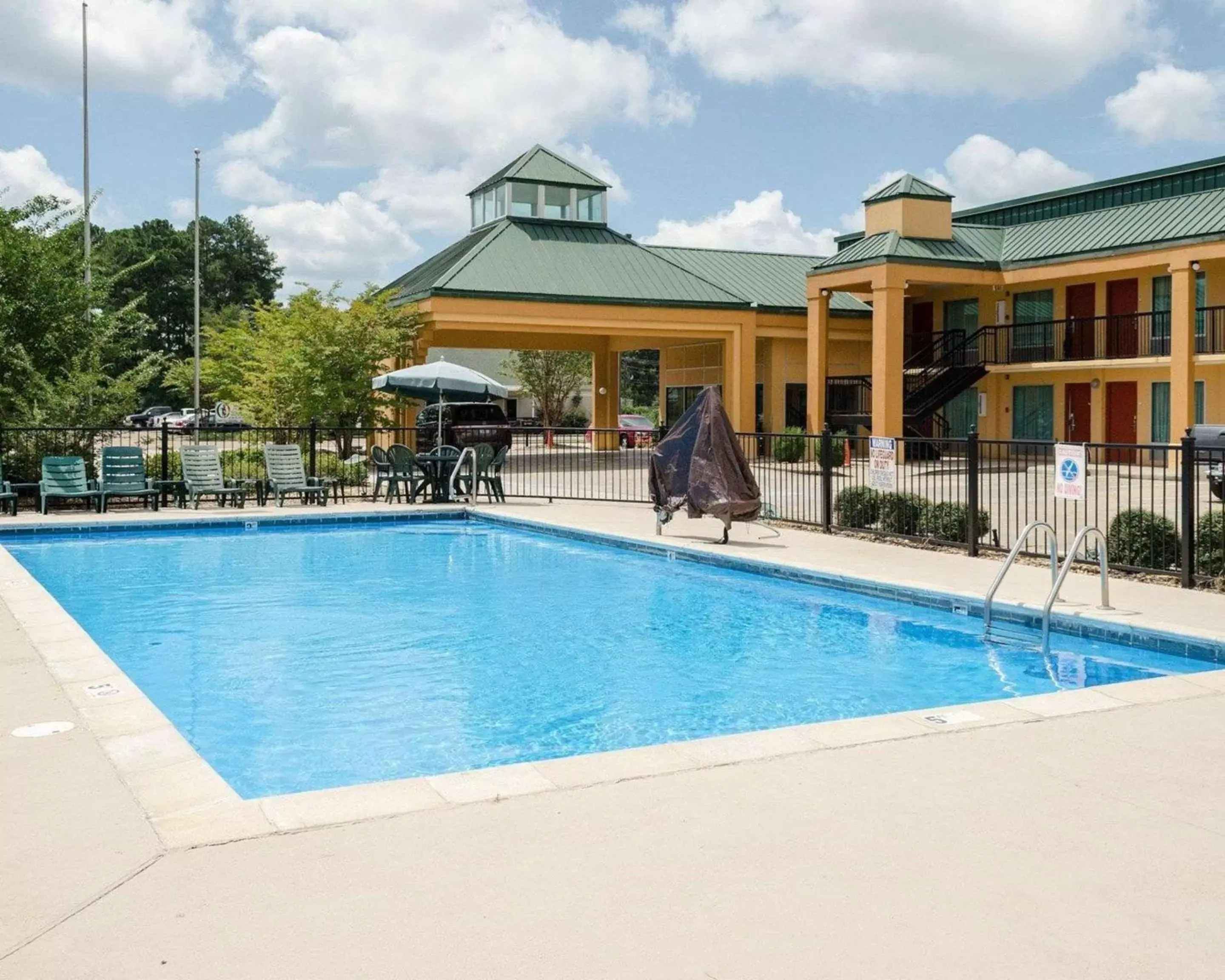 On site, Swimming Pool in Quality Inn Louisville