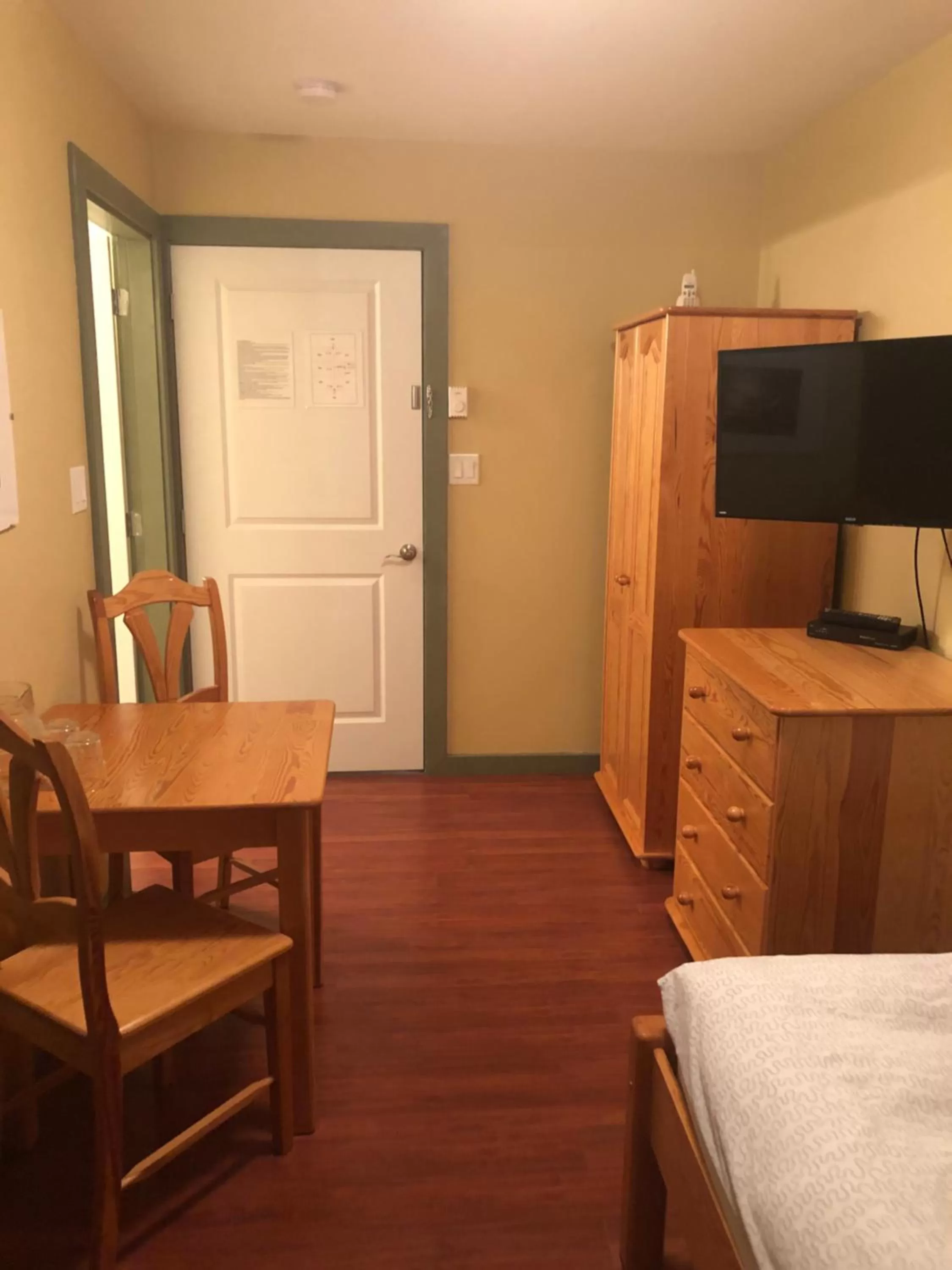 Bed in Crowsnest Vineyards Guesthouse