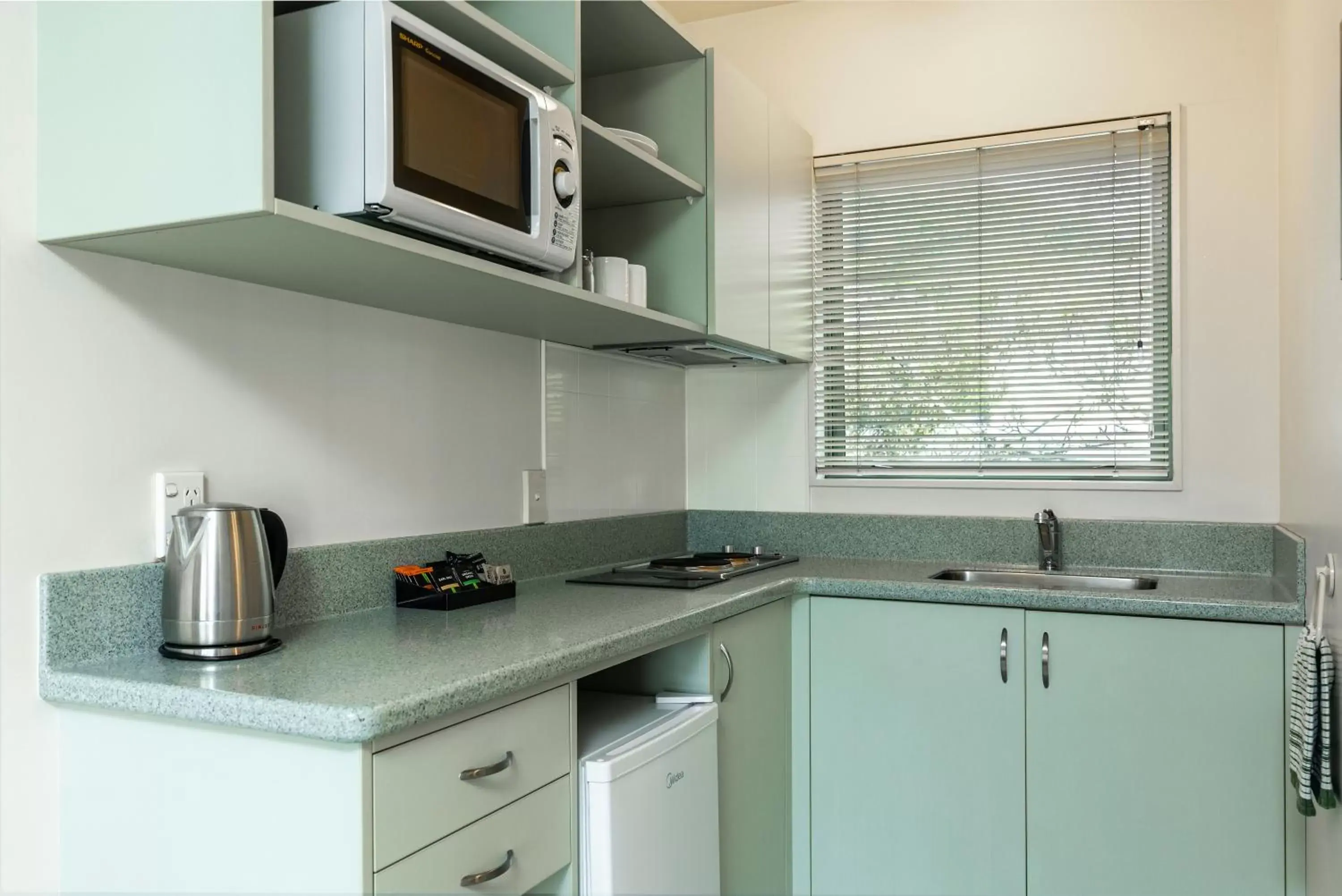 Kitchen/Kitchenette in Jasmine Court Motel