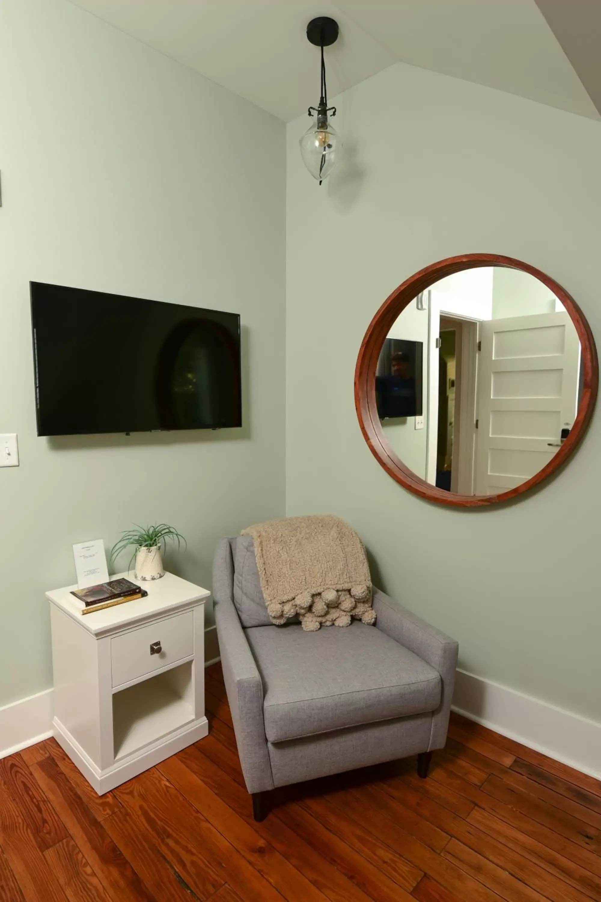 TV and multimedia, Seating Area in 607 Bay Luxurious Guest Rooms