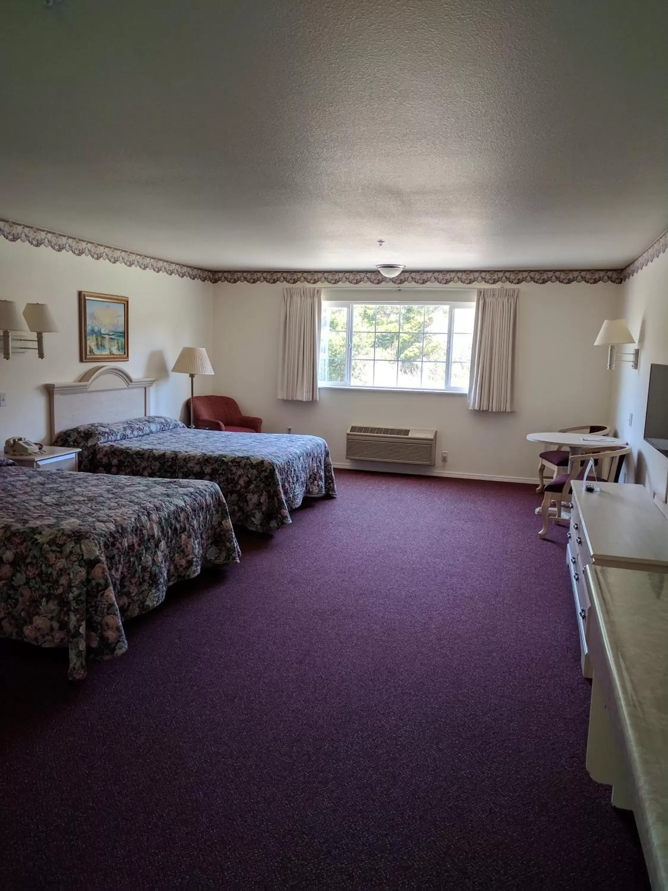 Photo of the whole room, Bed in Lighthouse Inn