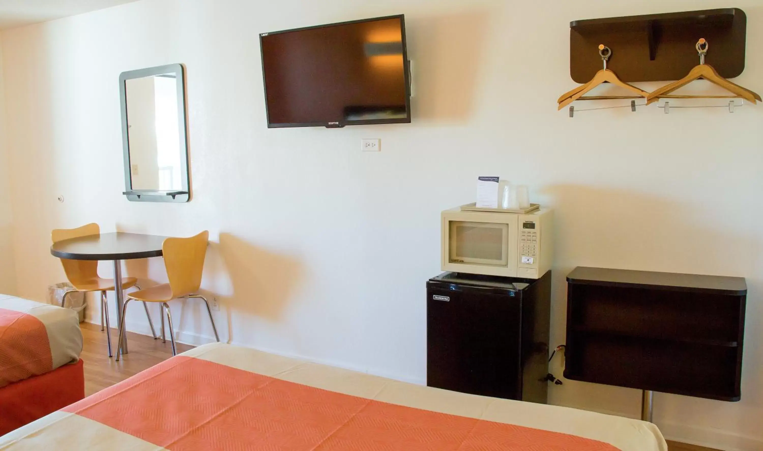 Bedroom, TV/Entertainment Center in Motel 6-Cookeville, TN