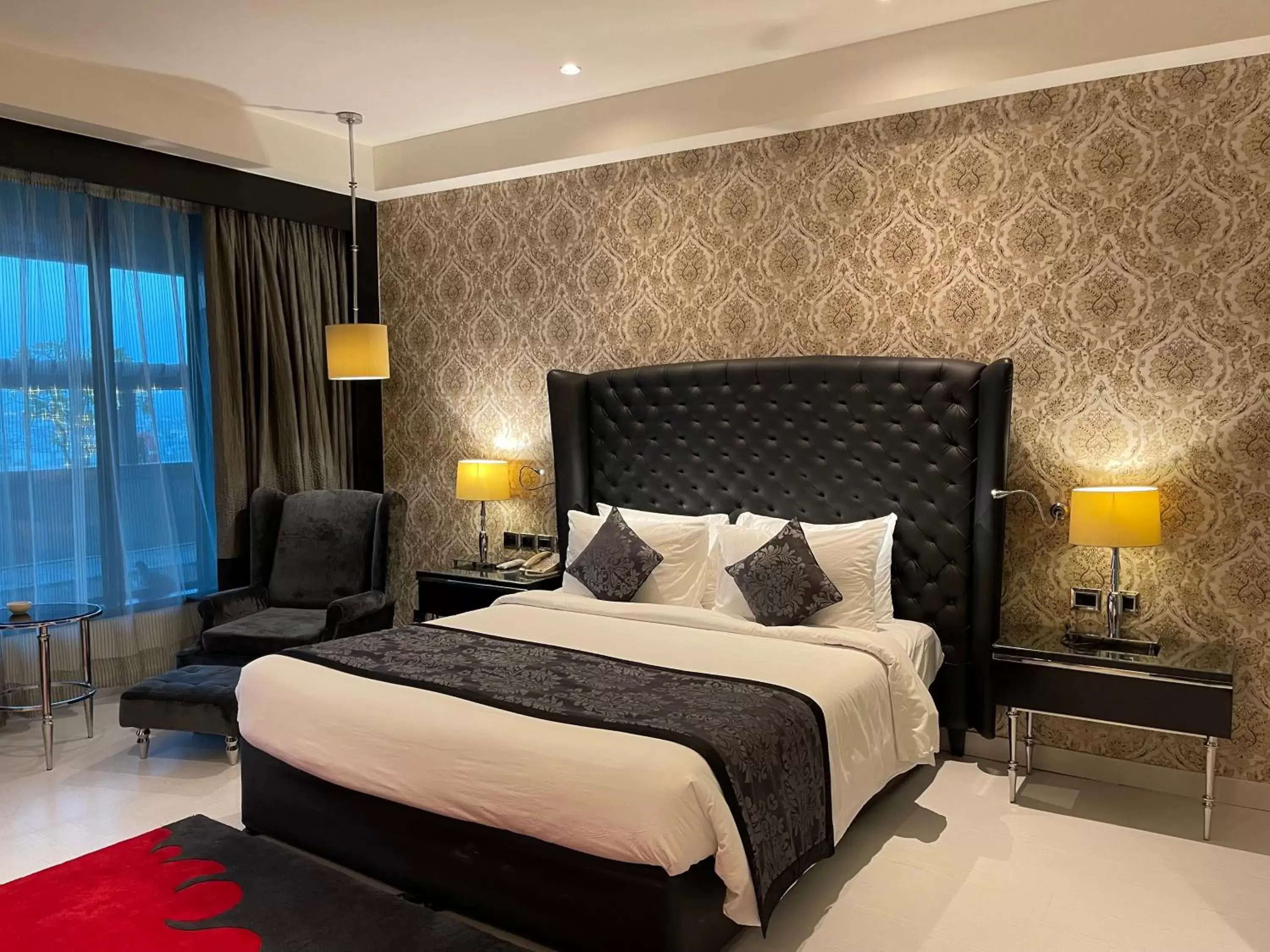 Shower, Bed in Radisson Blu Hotel New Delhi Paschim Vihar