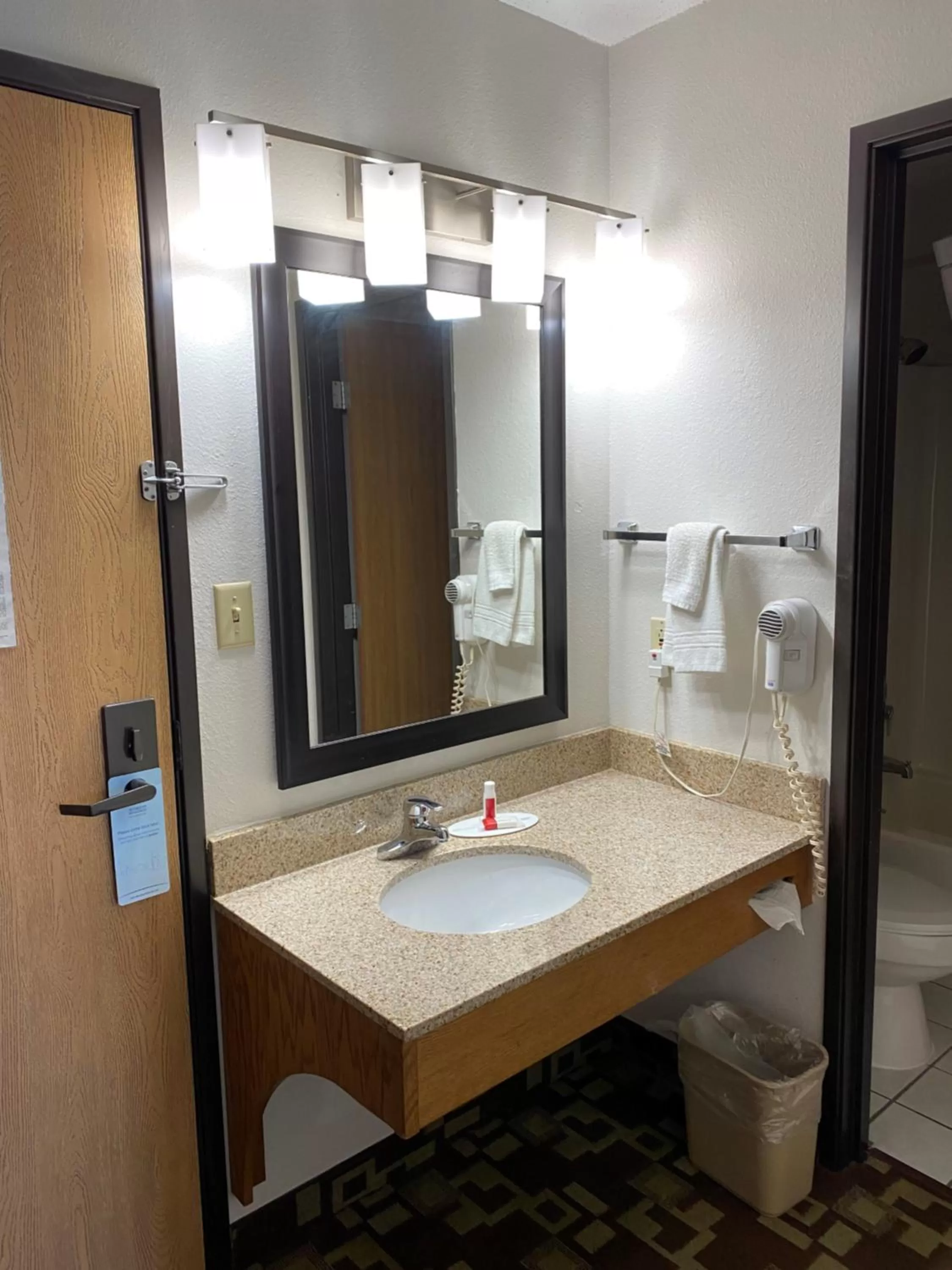 Super 8 by Wyndham Independence IA