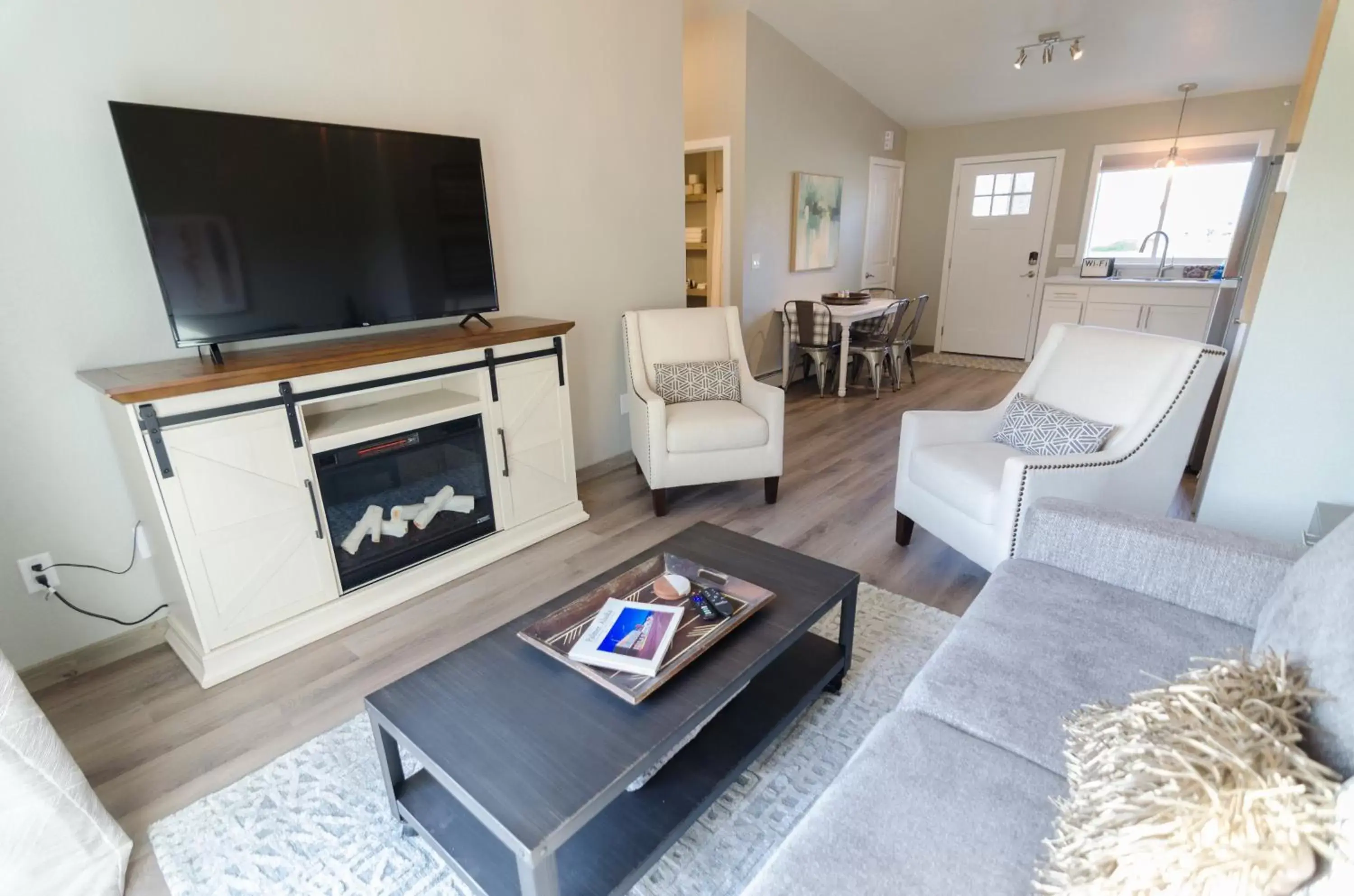 TV and multimedia, Seating Area in Colony Suites