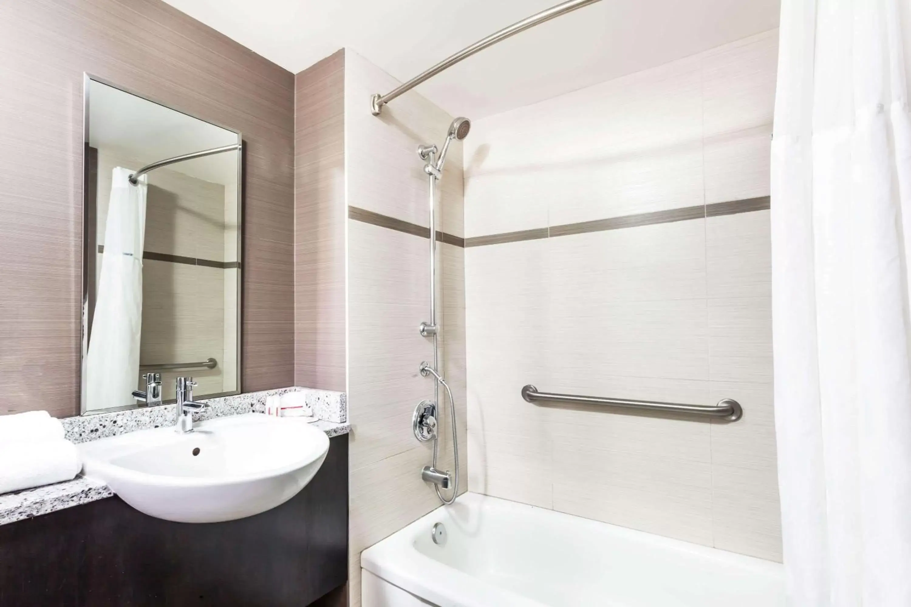 Photo of the whole room, Bathroom in Ramada by Wyndham Ottawa On The Rideau