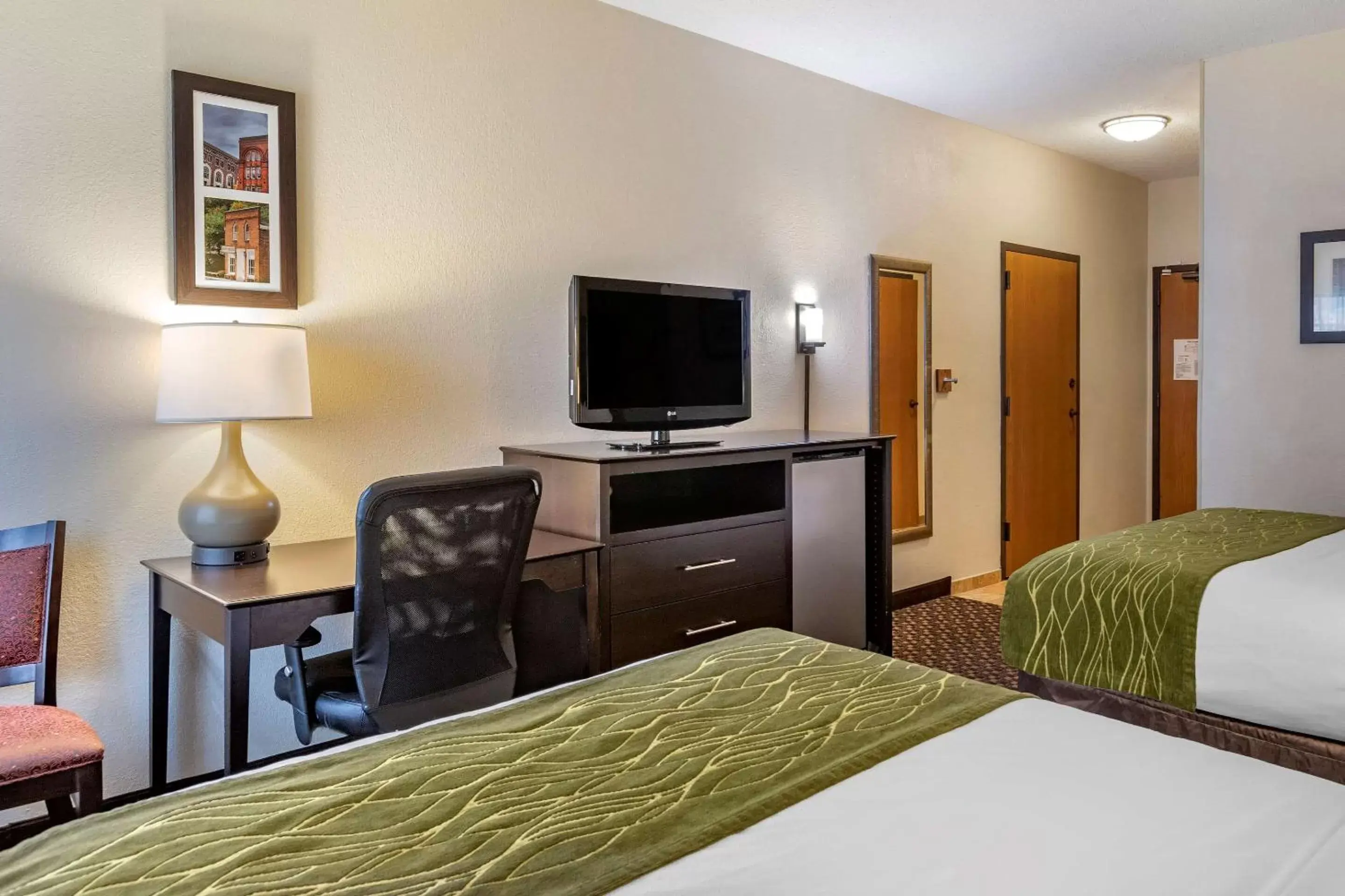 Photo of the whole room, Bed in Comfort Inn Wings Stadium
