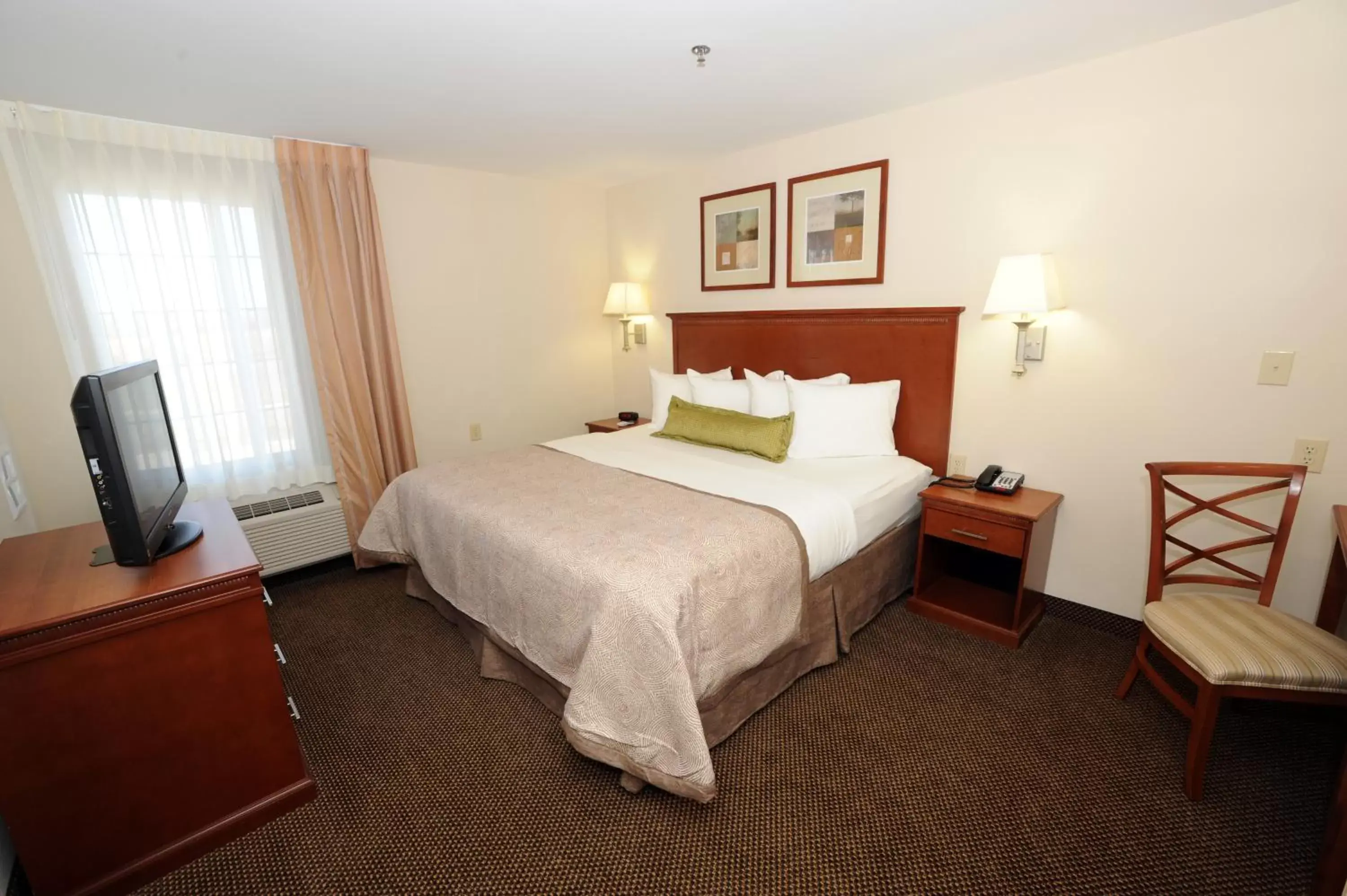 Photo of the whole room, Bed in Candlewood Suites Radcliff - Fort Knox, an IHG Hotel