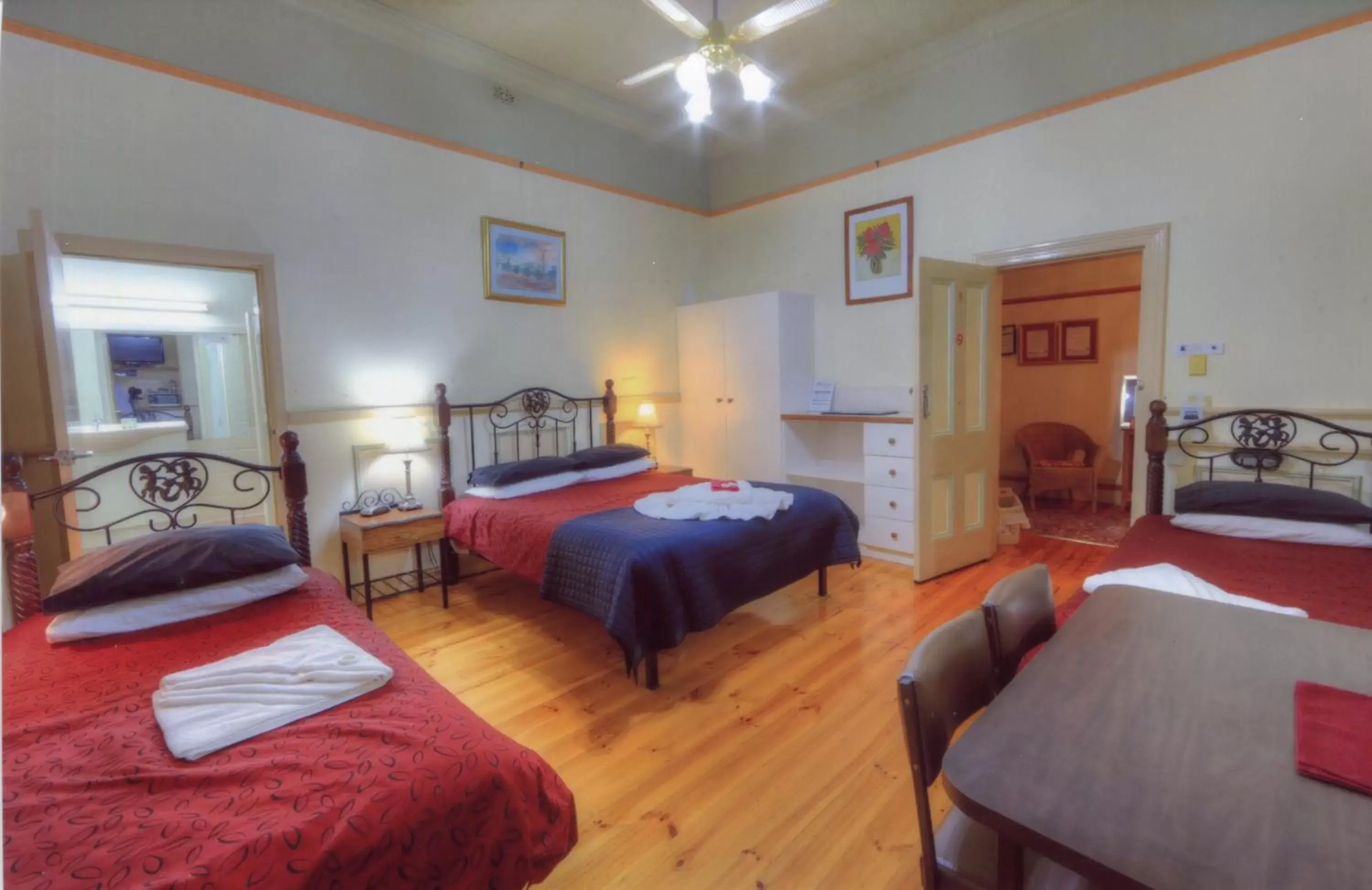 Photo of the whole room, Bed in The Lodge Outback Motel