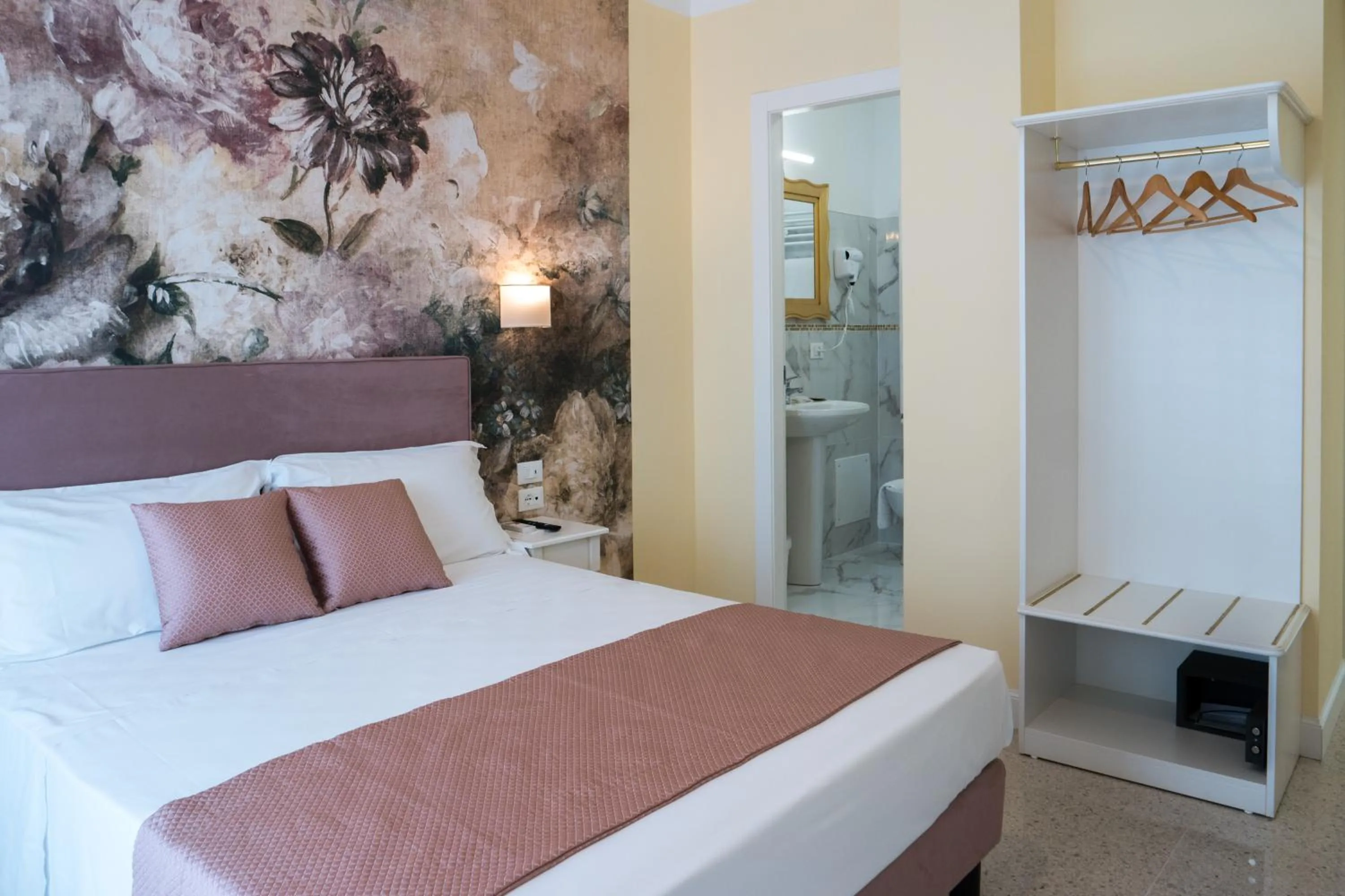 Bedroom, Bed in Guest House Train Station Venice - Atika & Atif