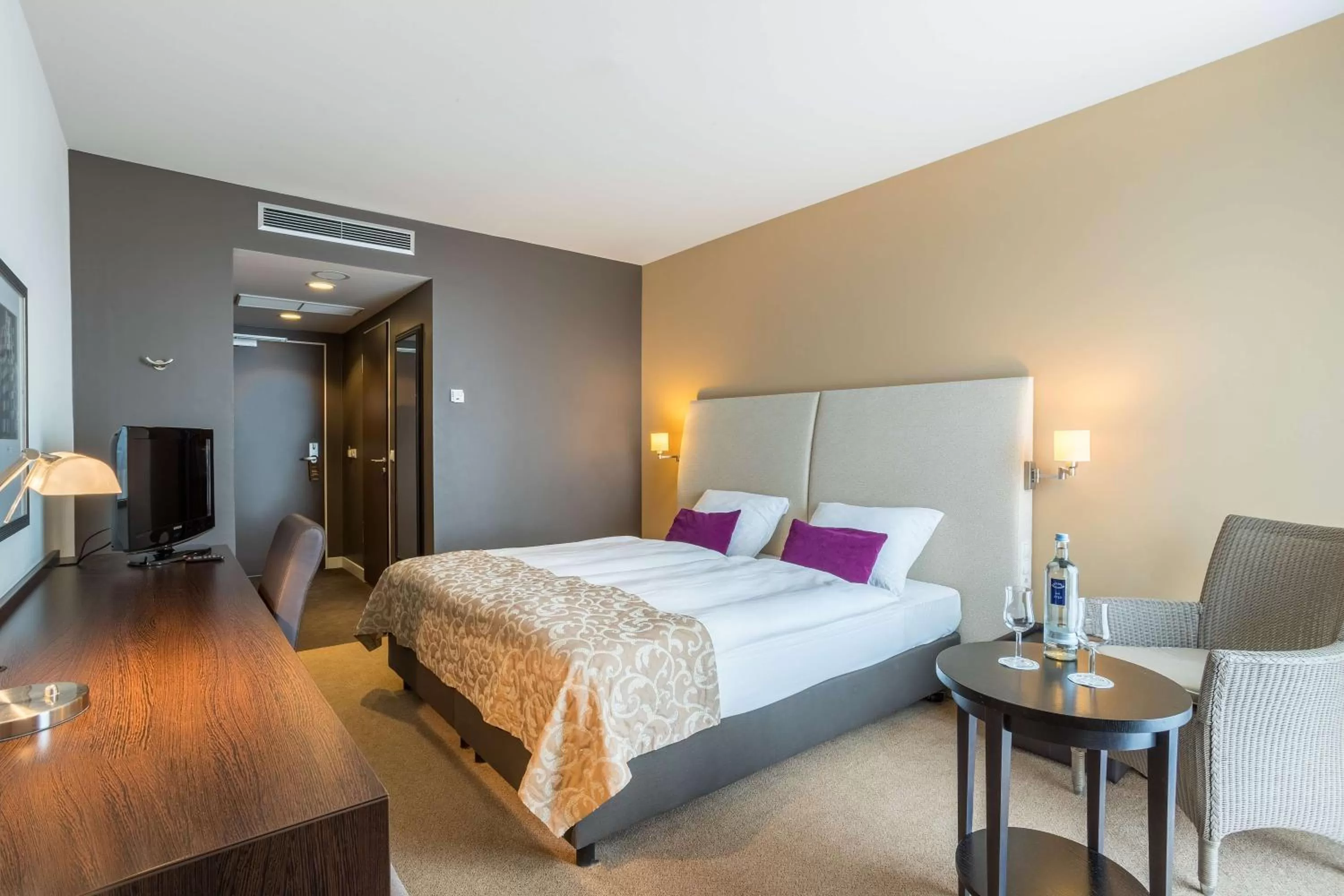 Photo of the whole room, Bed in The Rilano Hotel München