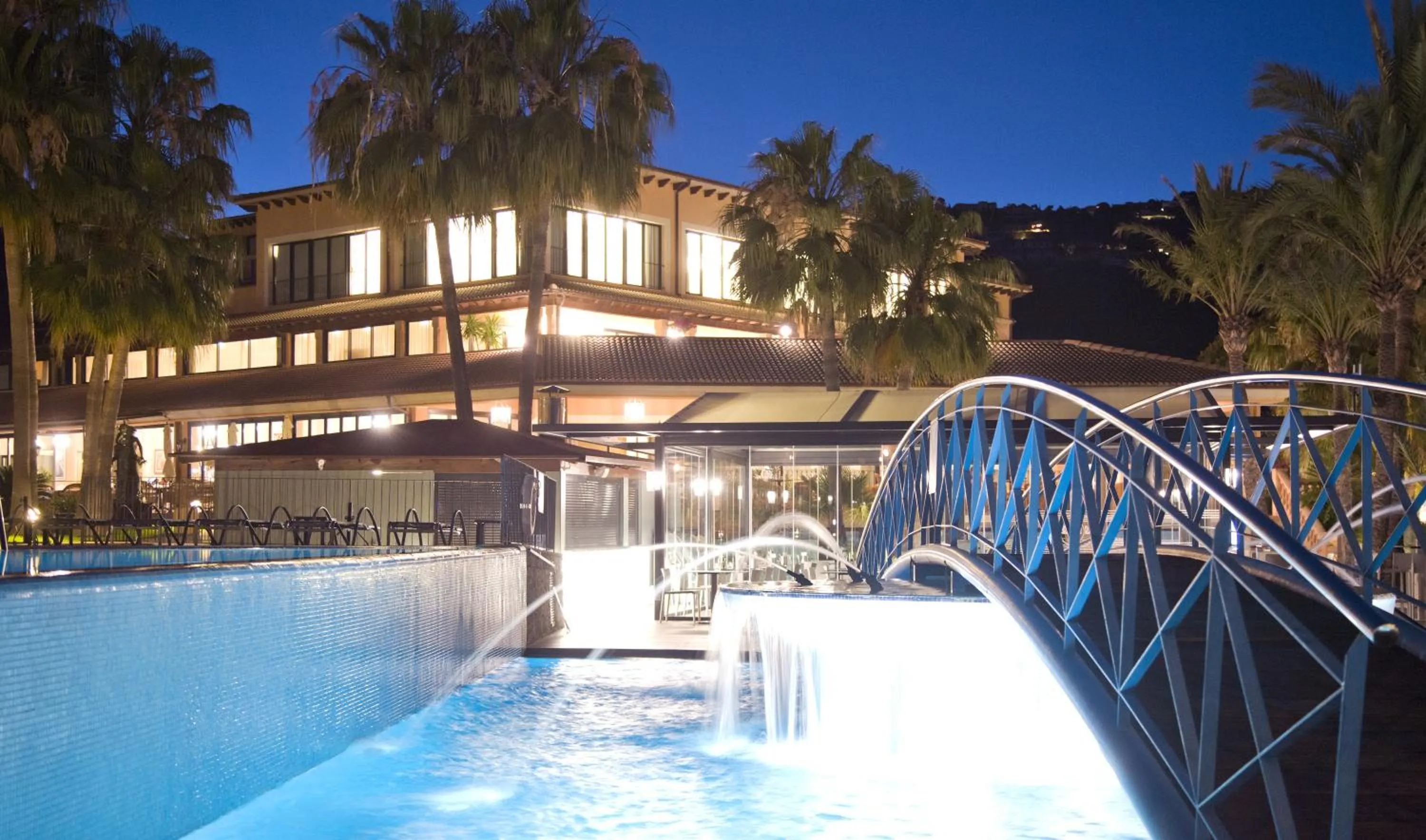 Swimming pool in Mon Port Hotel & Spa