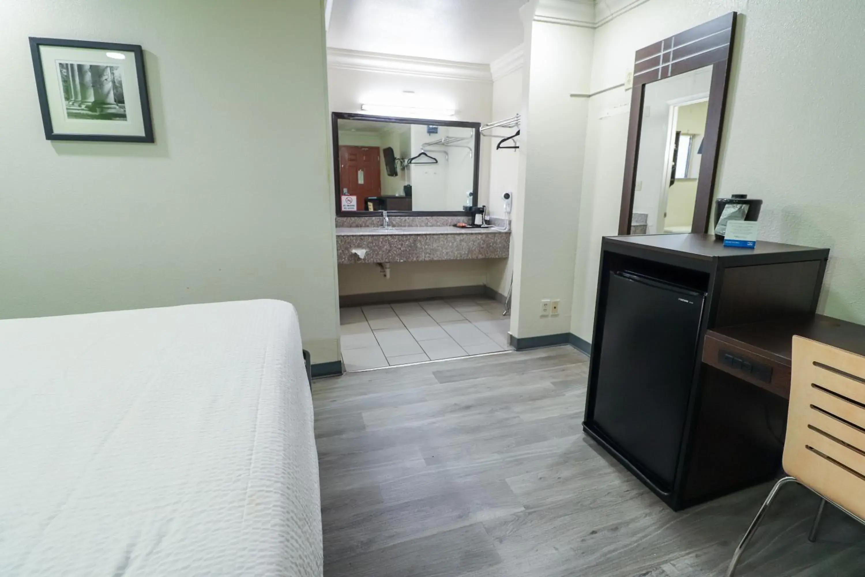 King Room - Accessible/Non-Smoking in Rodeway Inn San Antonio Lackland AFB - SeaWorld King Room - Accessible/Non-Smoking in Rodeway Inn San Antonio Lackland AFB - SeaWorld