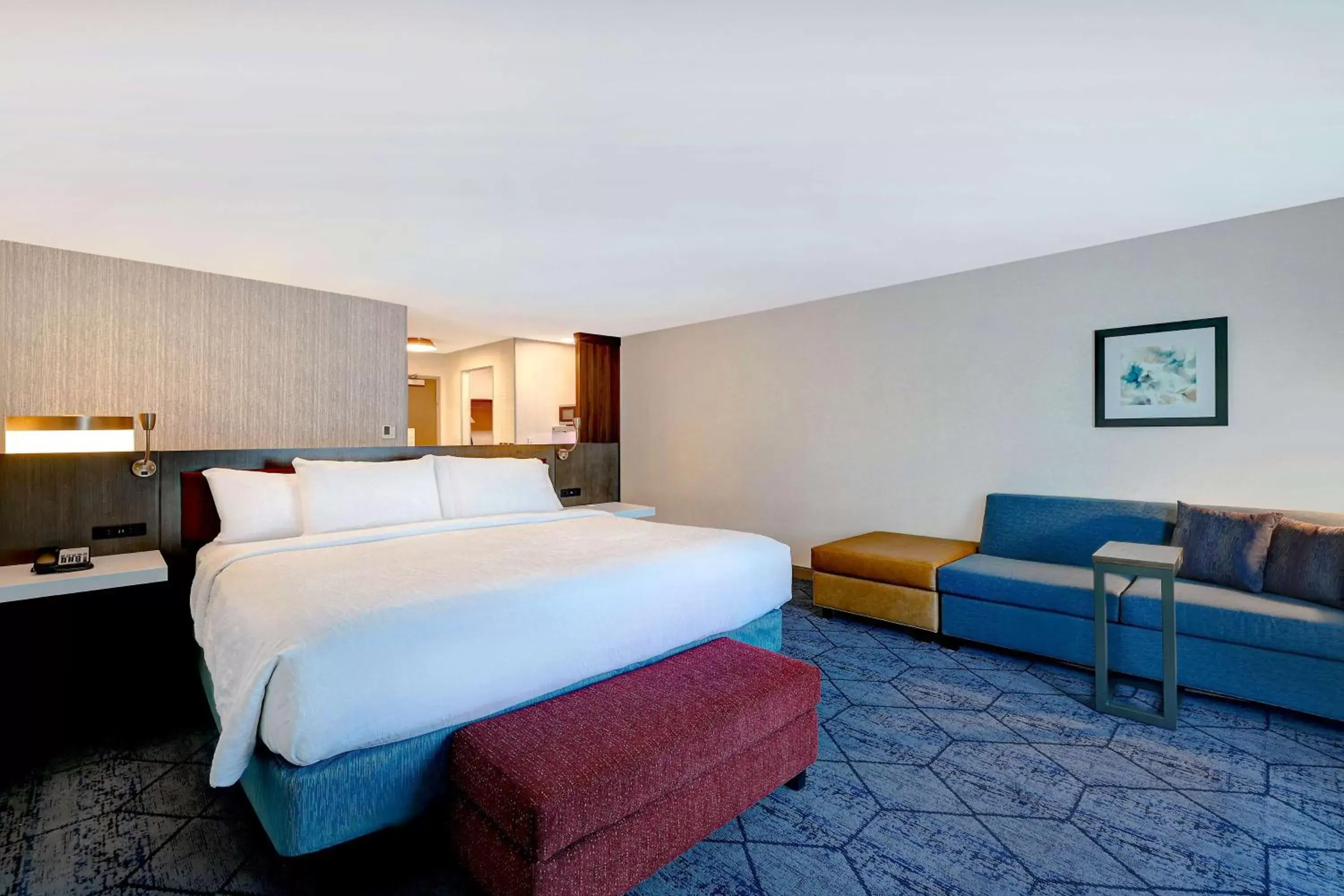 Living room, Bed in Hilton Garden Inn Cedar Rapids