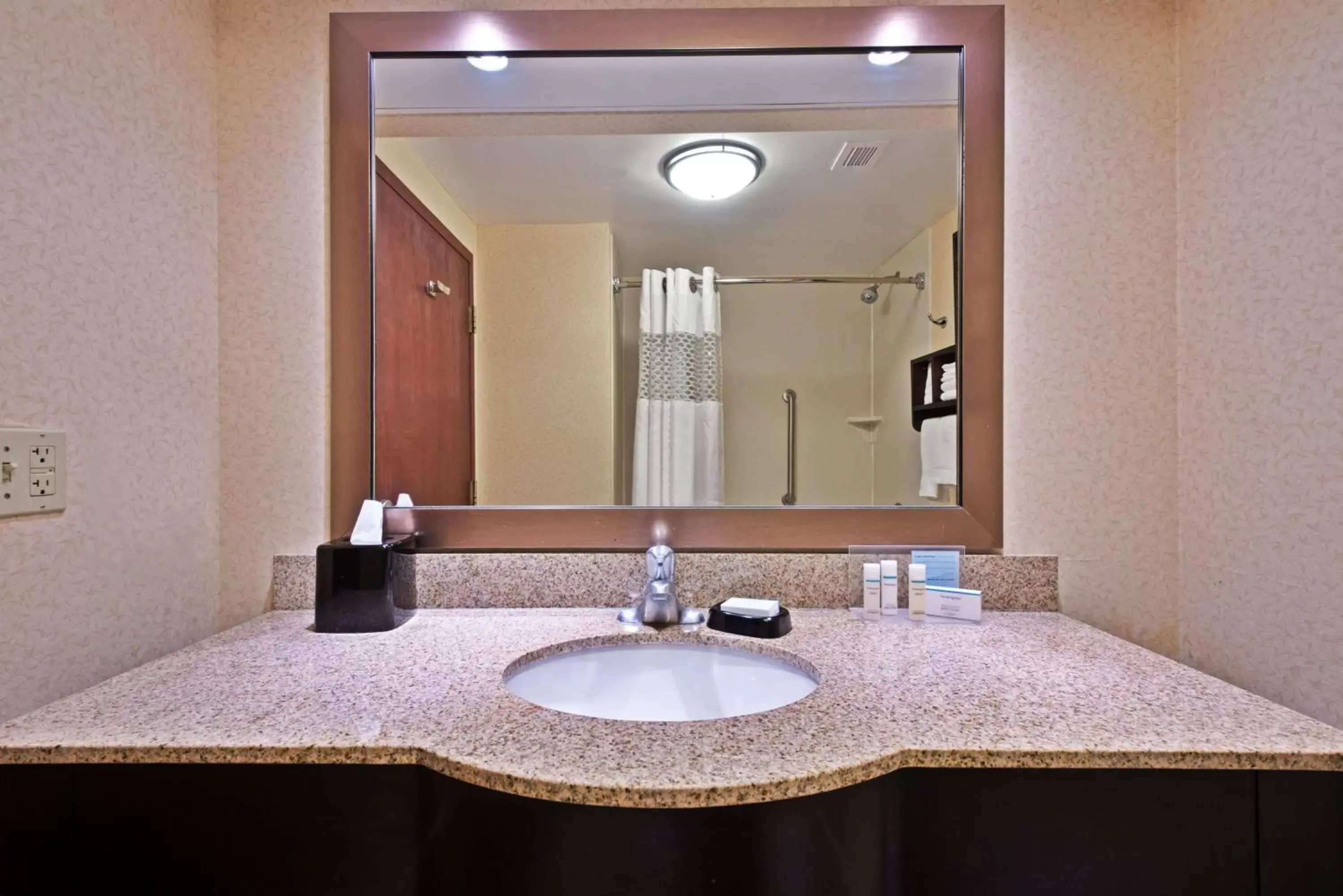 Bathroom in Hampton Inn Winfield Teays Valley