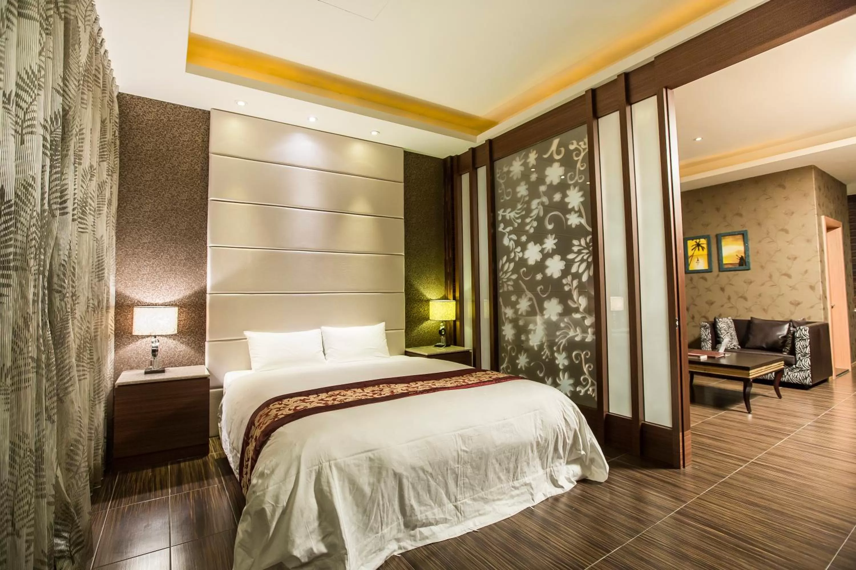 Bedroom, Bed in Moon Area Motel