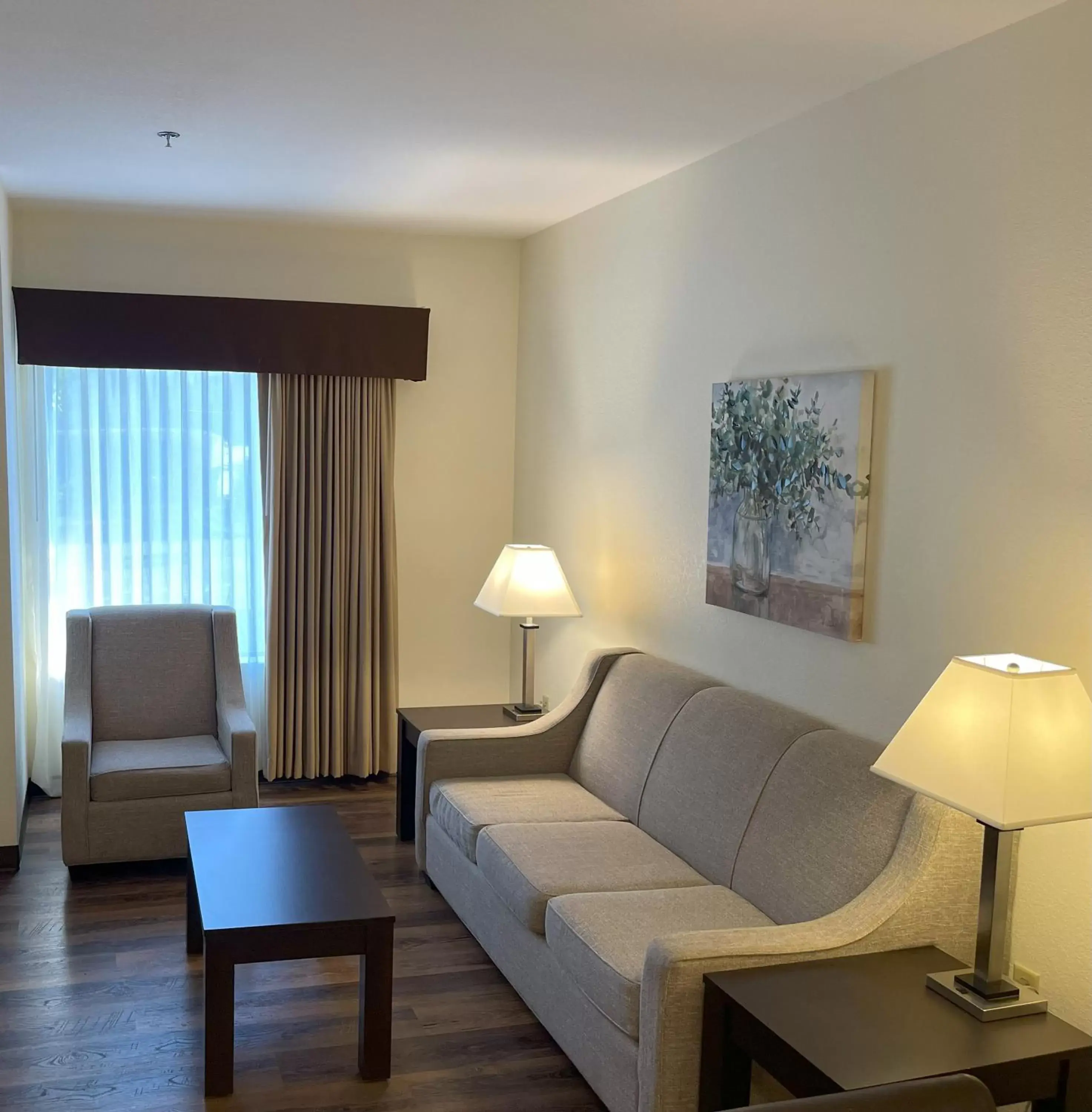 Living room, Seating Area in Best Western Plus Valdosta Hotel & Suites