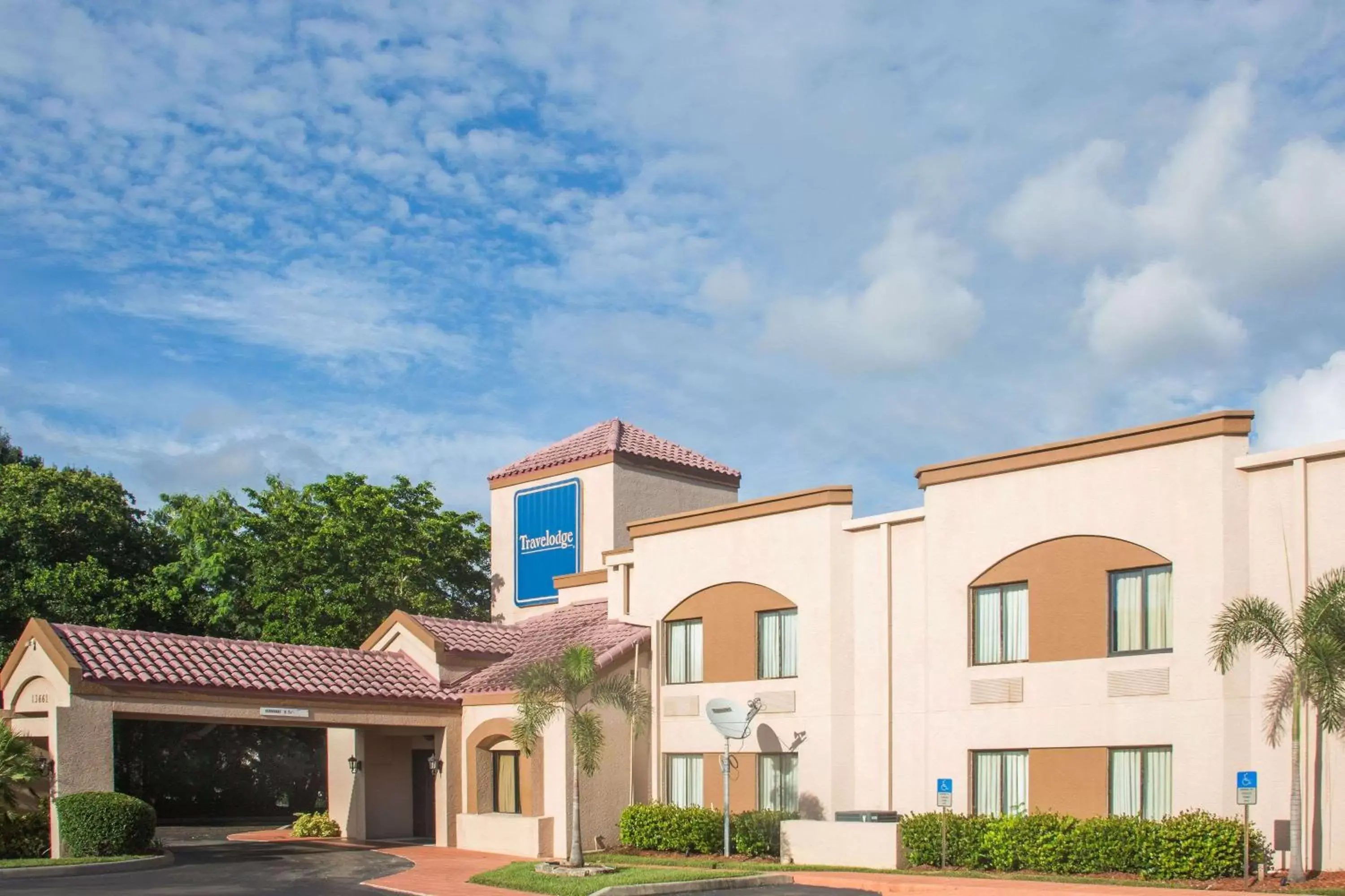 Property Building in Travelodge by Wyndham Fort Myers Airport