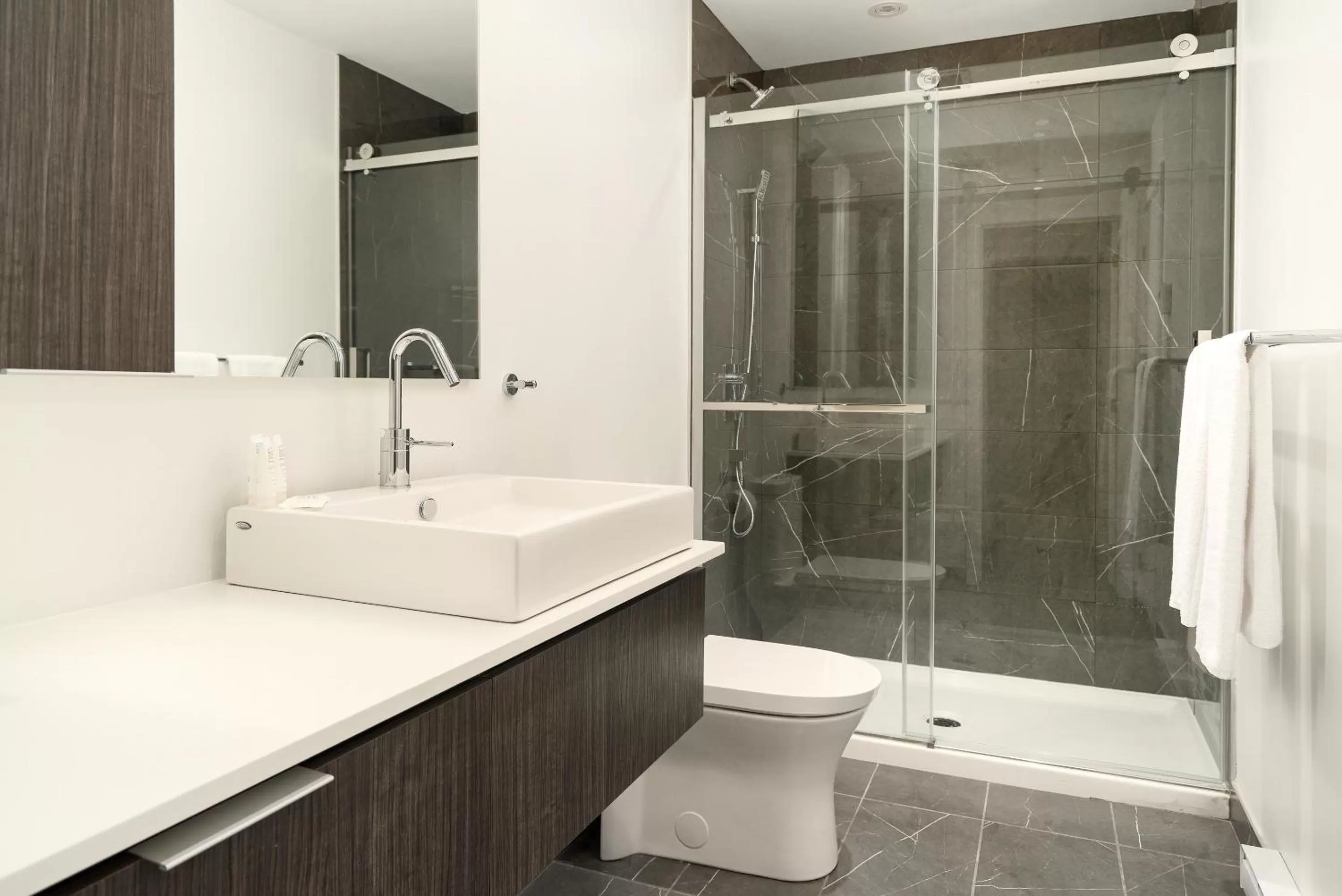 Living room, Bathroom in Sonder at The Richmond