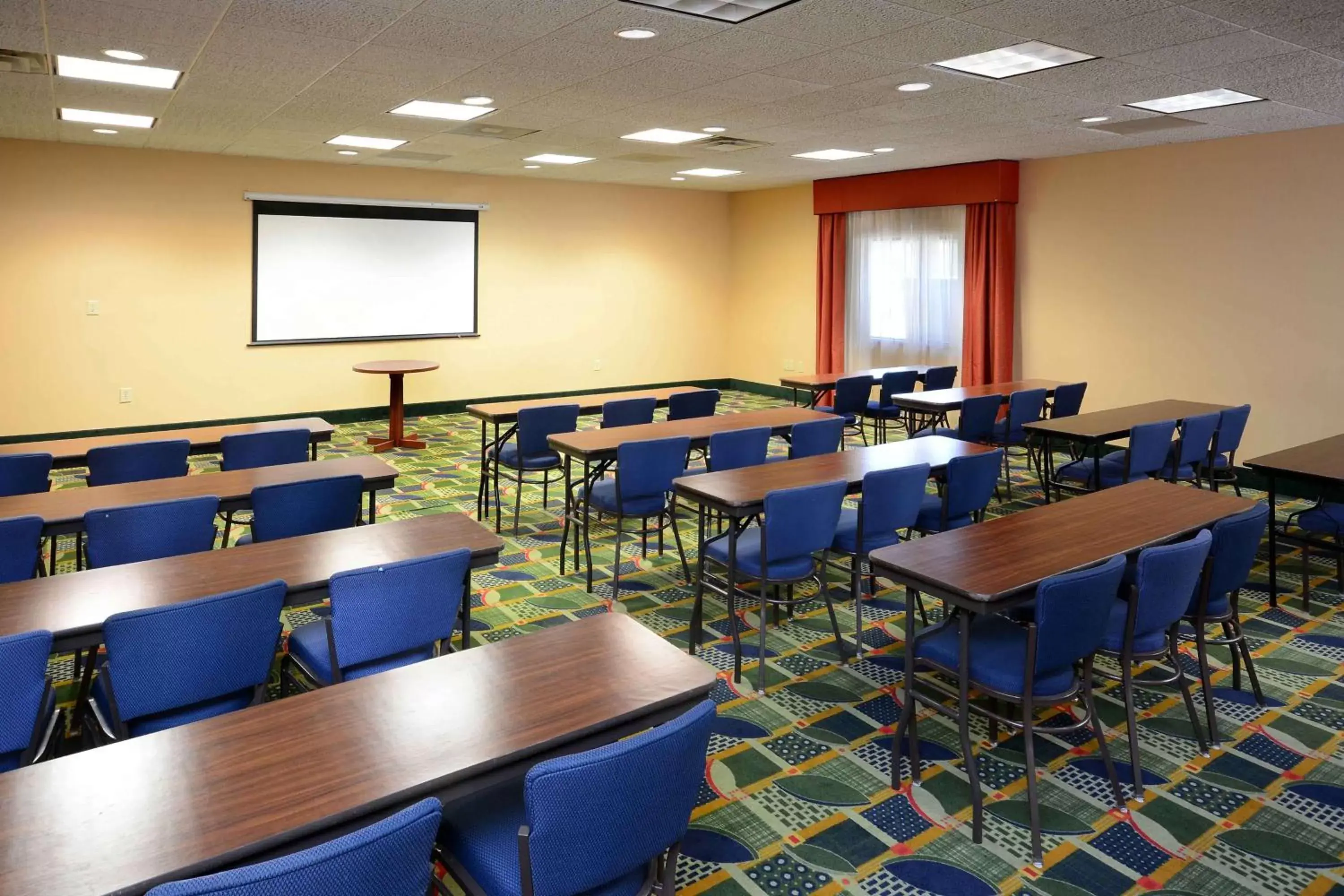 Meeting/conference room in Hampton Inn Fayetteville Fort Bragg