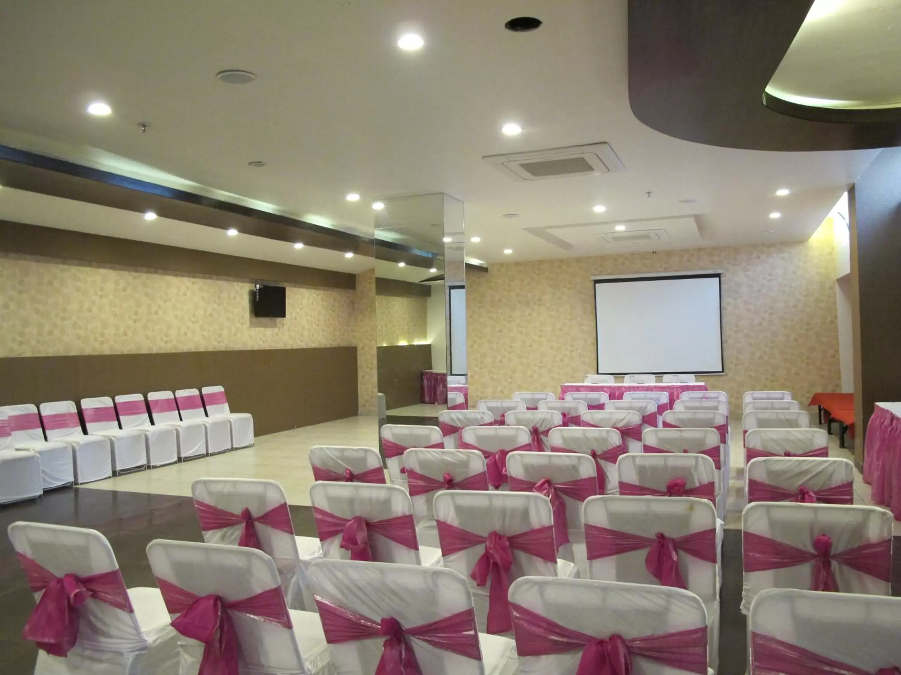 Meeting/conference room in TGI Apple Inn