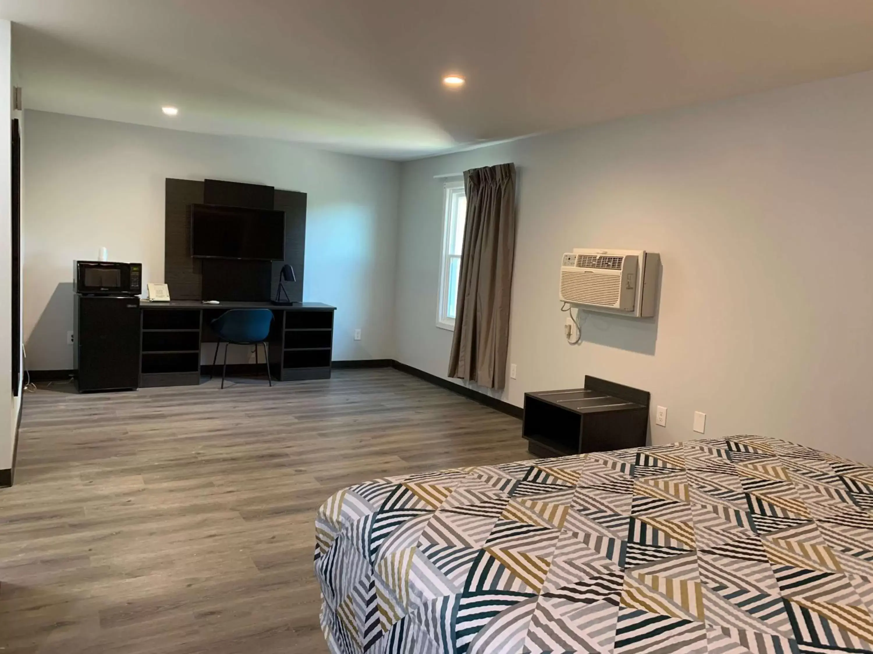 Photo of the whole room, TV/Entertainment Center in Motel 6 Rockford, Il