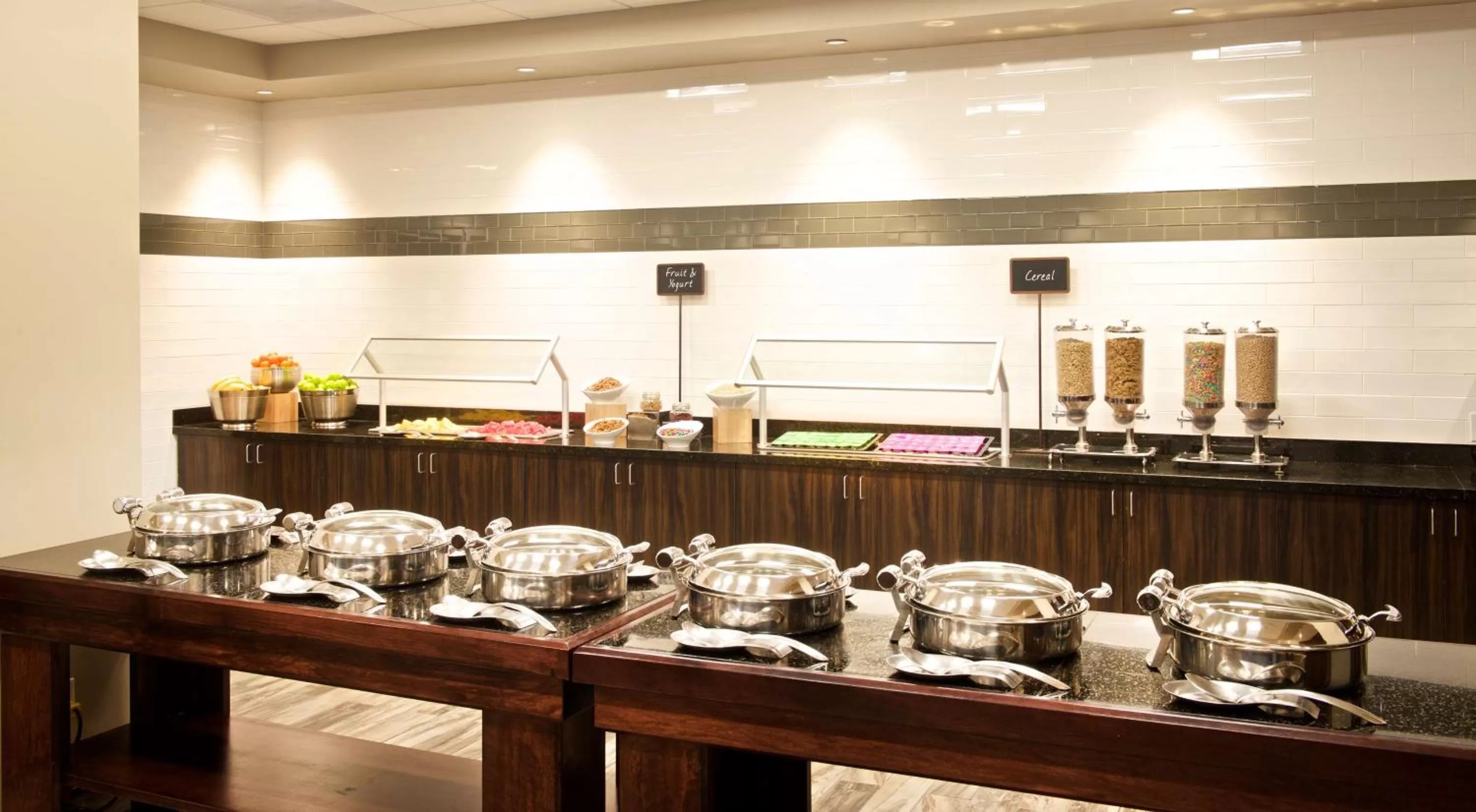 Dining area in Embassy Suites by Hilton Portland Tigard