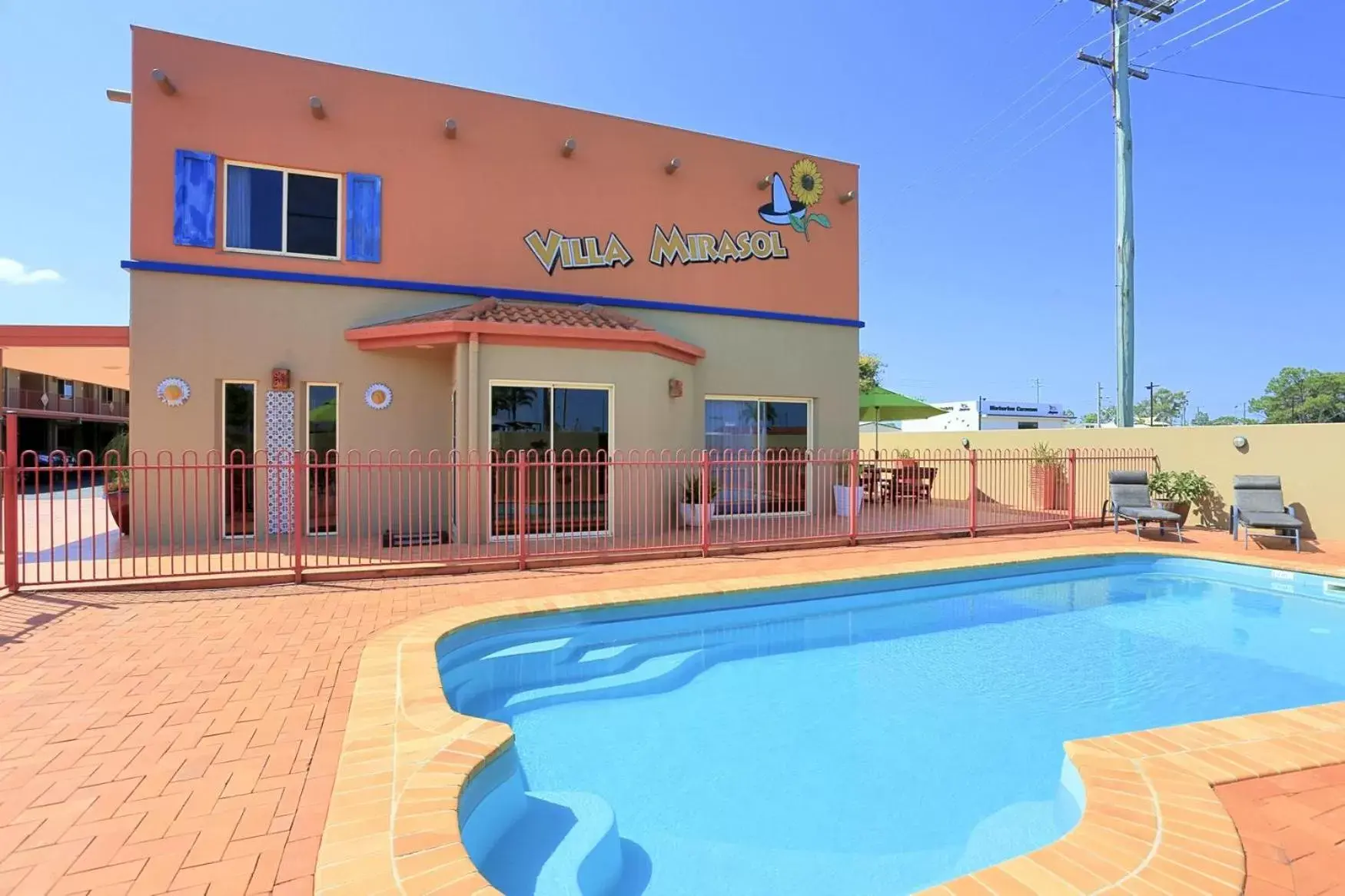 Swimming pool, Property Building in Villa Mirasol Motor Inn