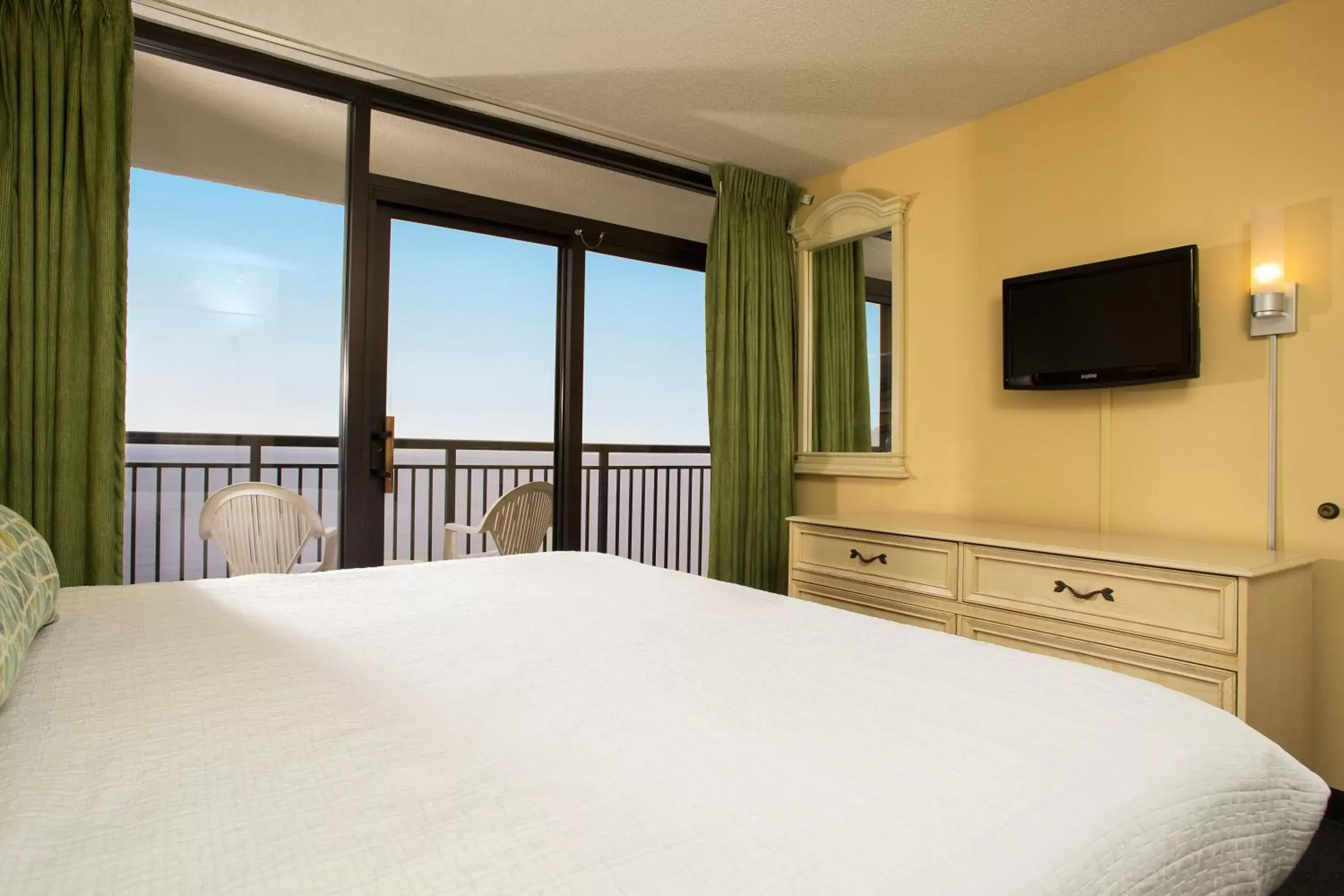 Sea view, Bed in Grande Shores Ocean Resorts Condominiums