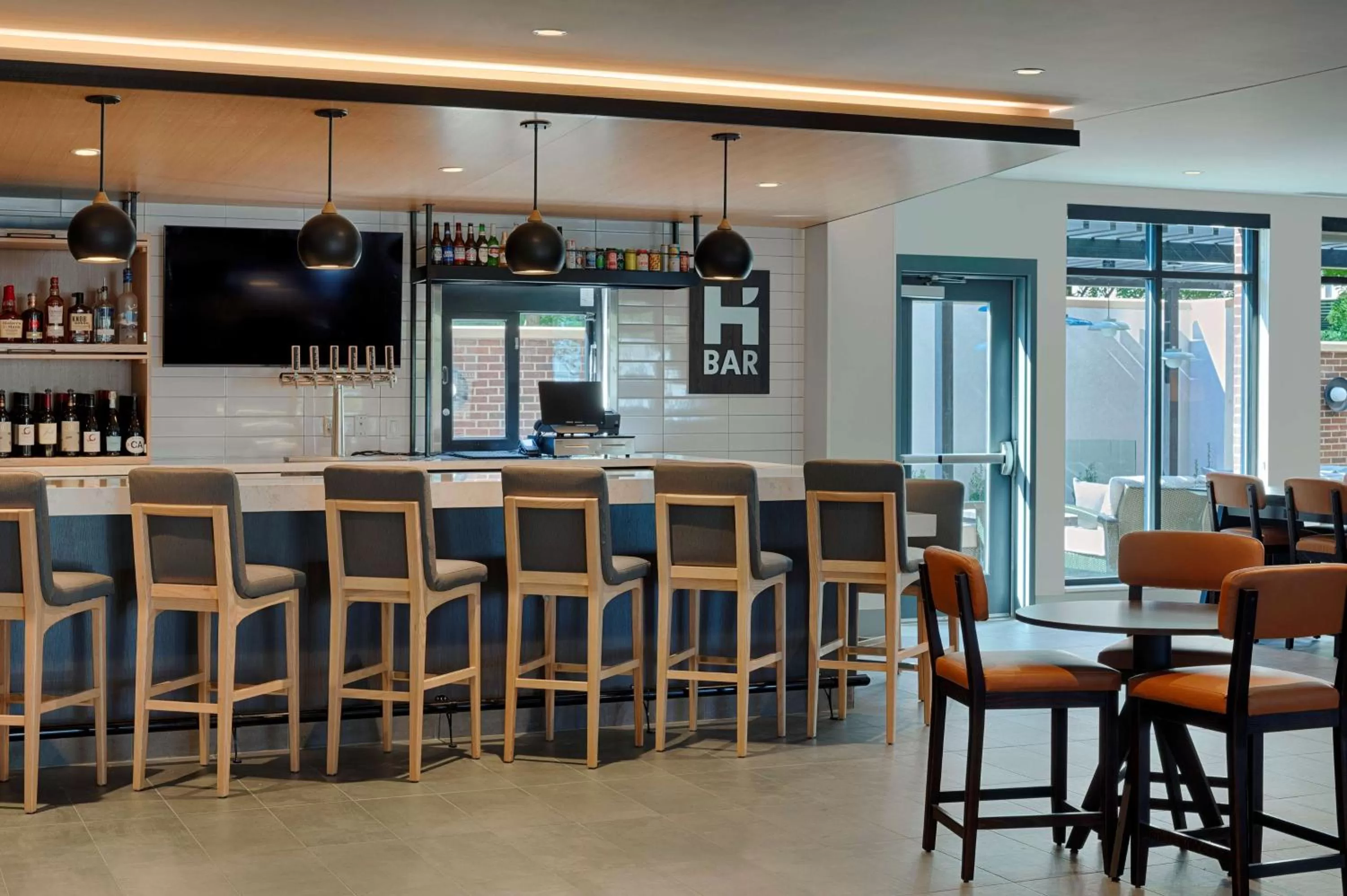 Lounge or bar in Hyatt House Columbus OSU Short North