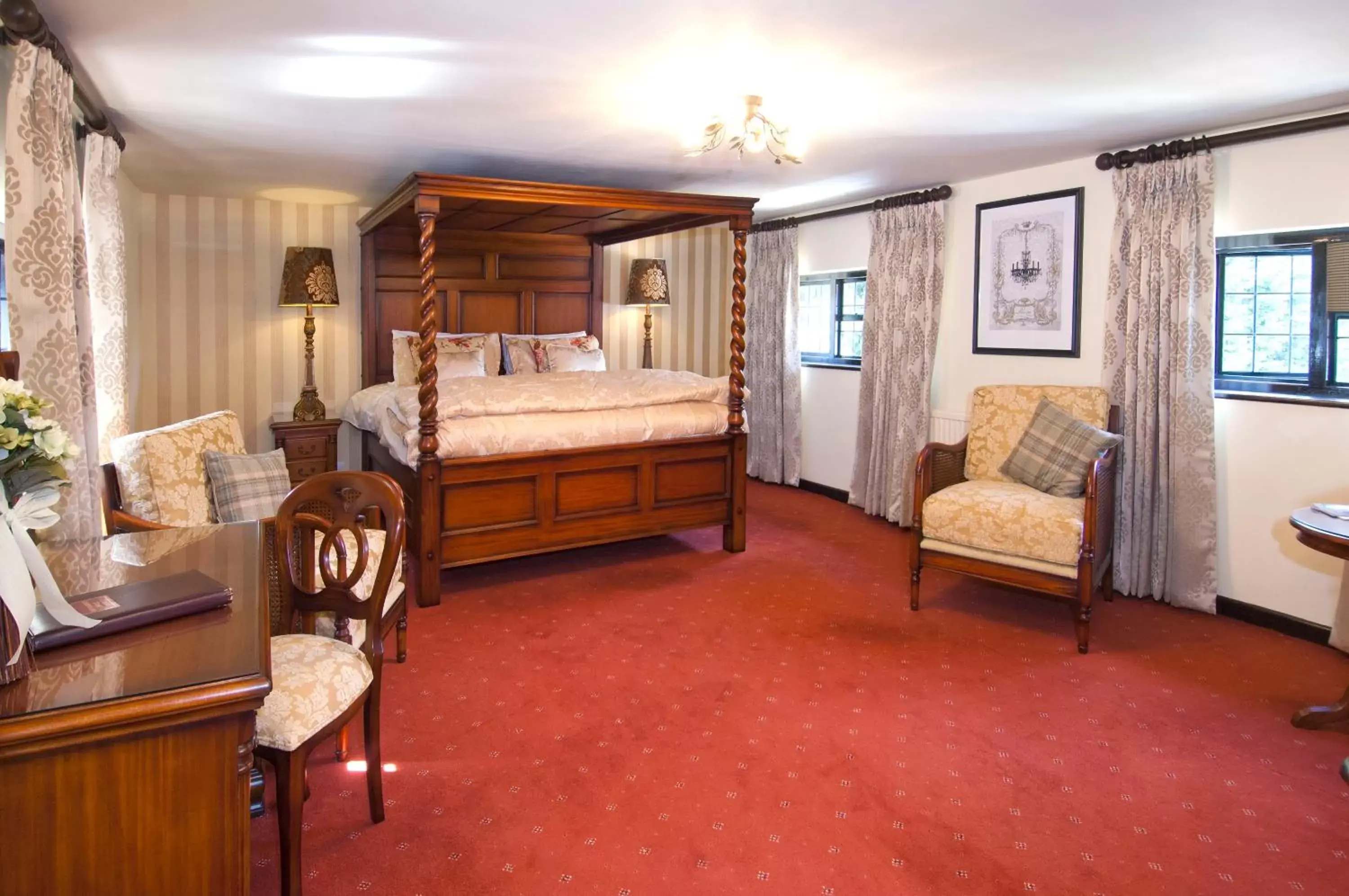 Bedroom, Seating Area in The Roundabout Hotel